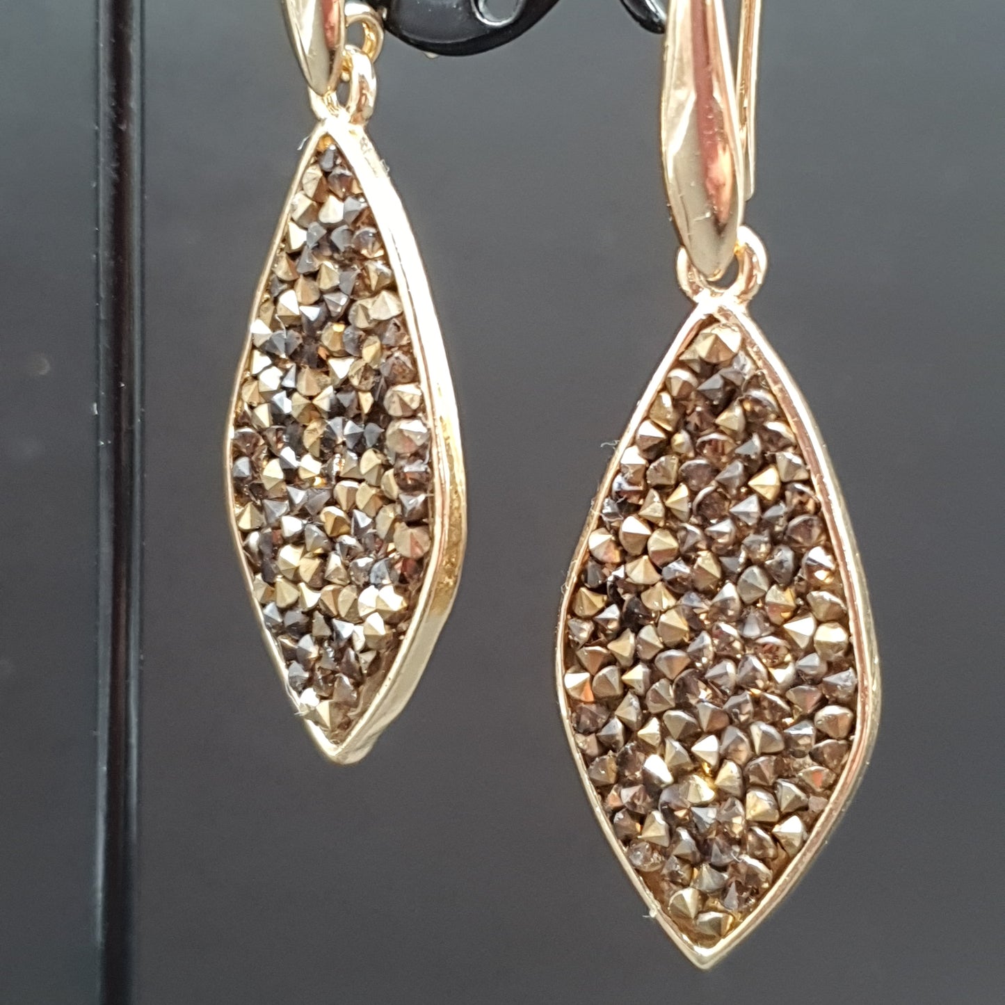Boucles d’oreilles pendantes métal argenté pièce forme feuille incurvée éclats cristaux