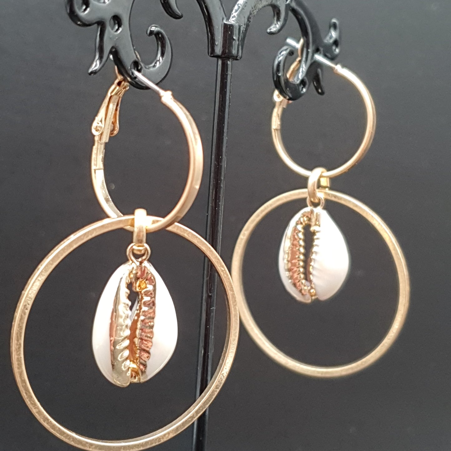 Boucles d'oreilles pendants métal doré anneaux coquillage cauri détail doré