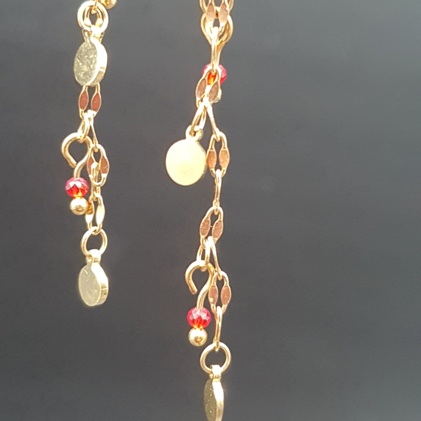 Boucles pendantes dorées – chaînette fine & perles effet cristal
