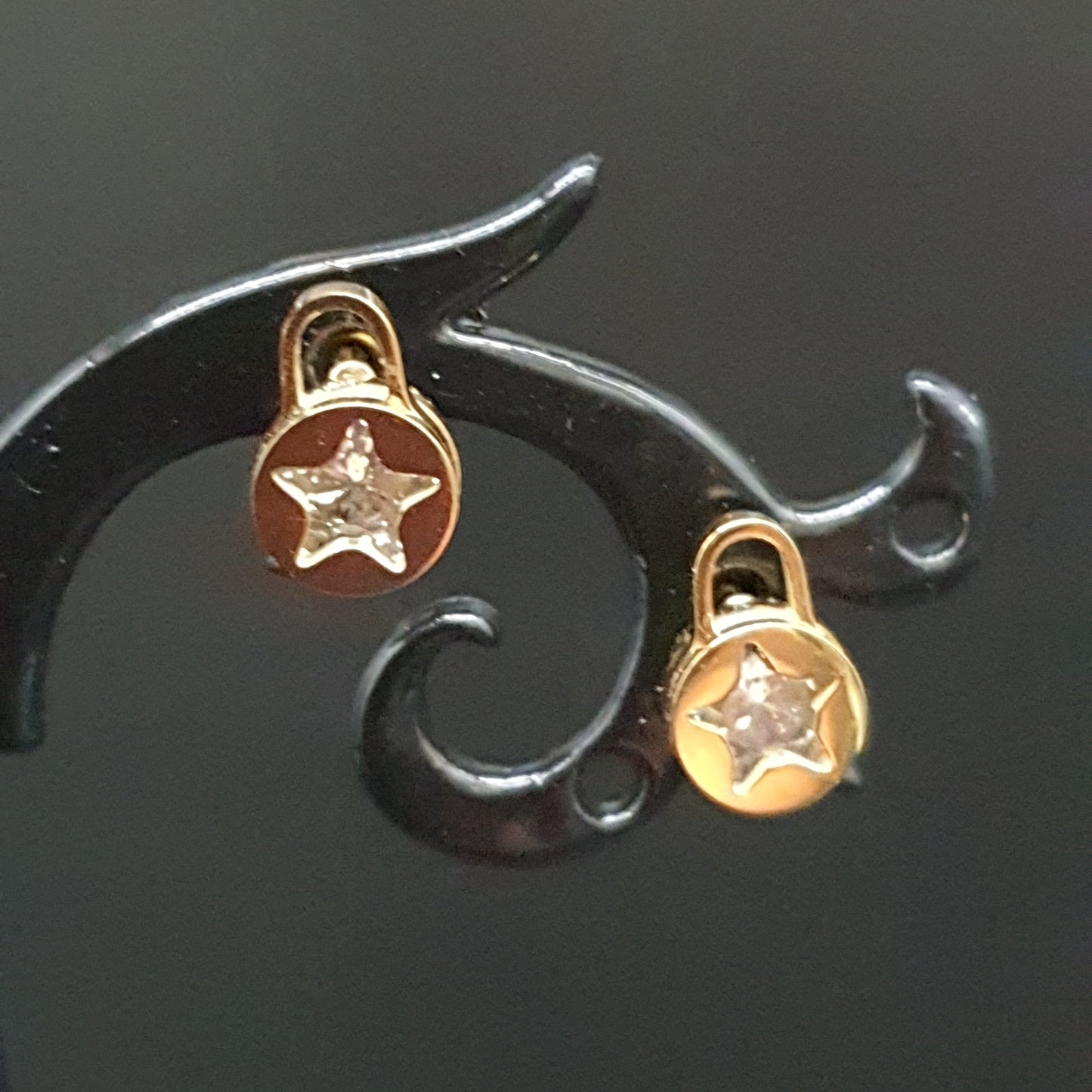 Clous d’oreilles étoile dorée – acier inoxydable & strass