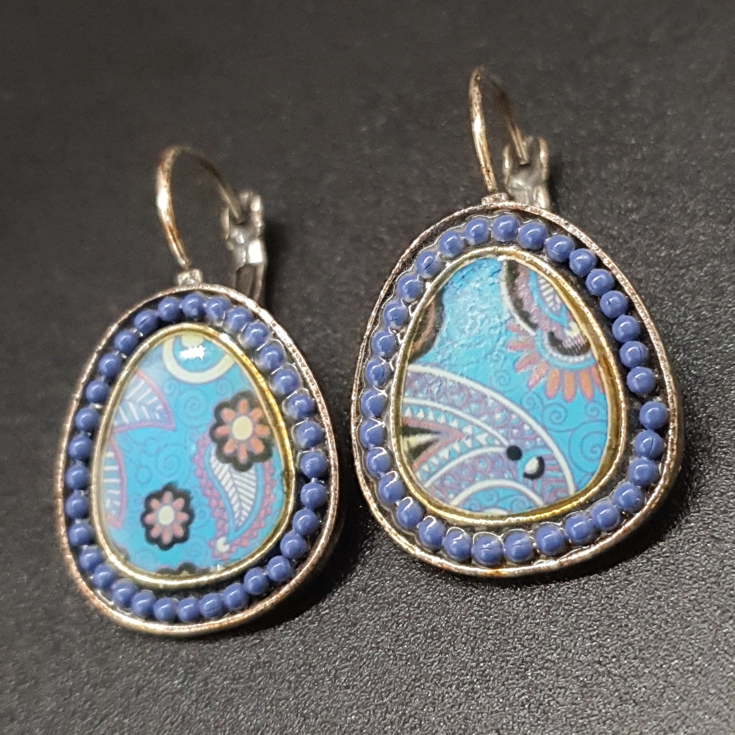 Boucles dormeuses argent vieilli – perle émaillée bleu ciel géométrique