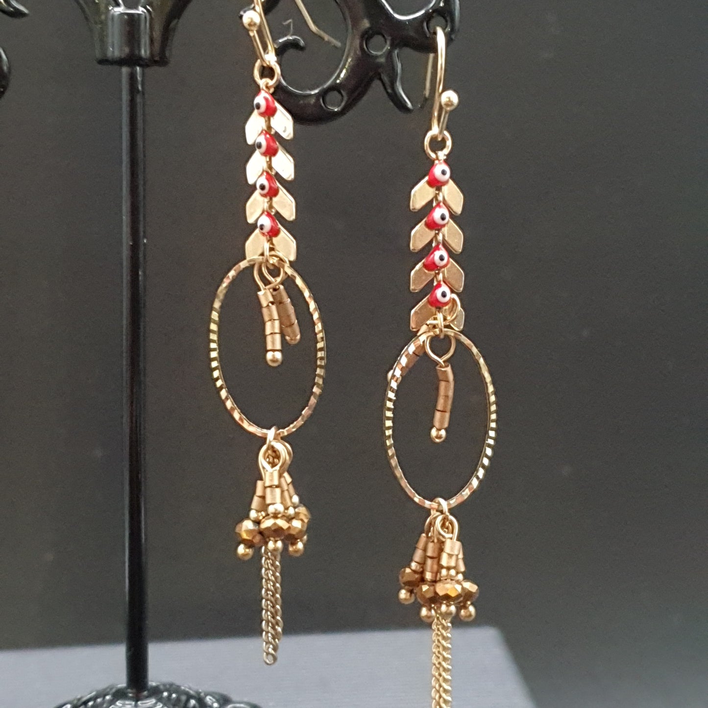 Boucles pendantes acier doré – anneau & cascade chevrons torsadés