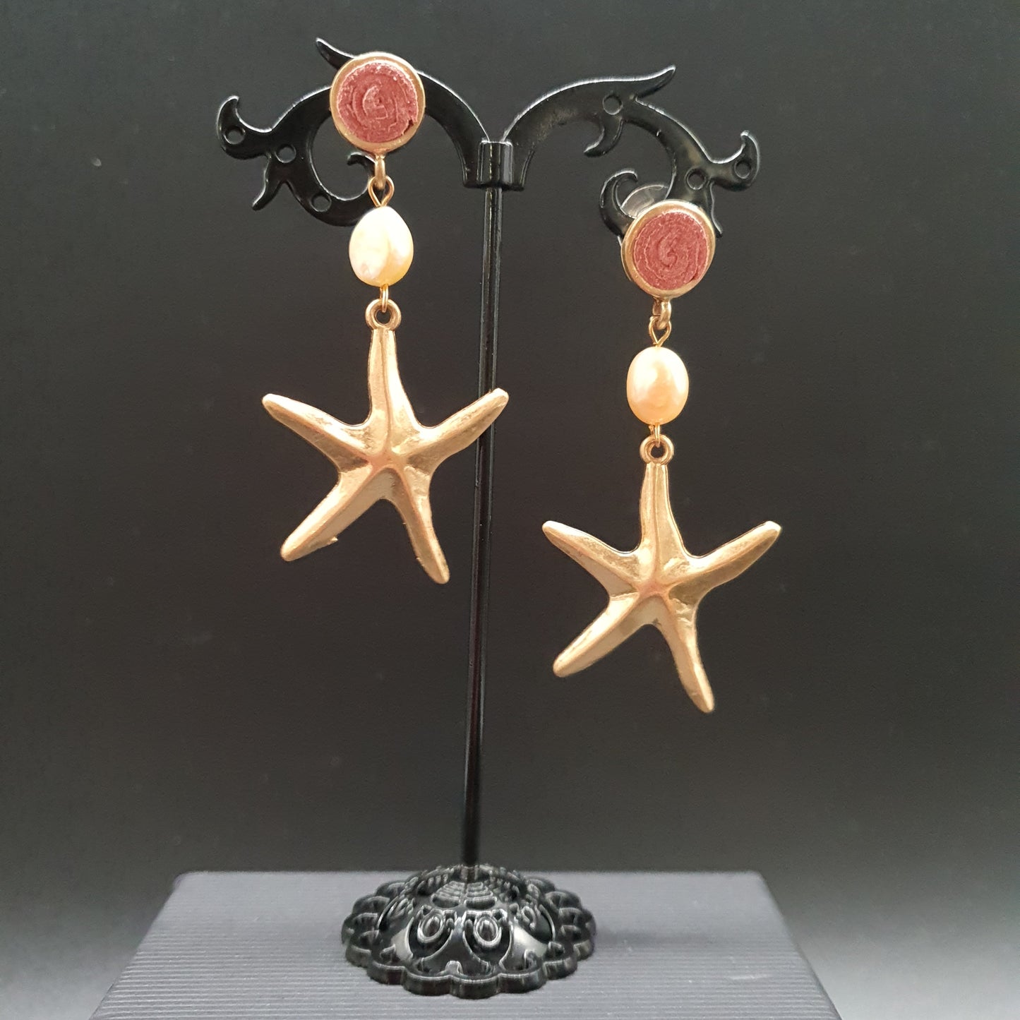 Boucles d’oreilles pendantes acier doré pastille suédine colorée, perle d’eau douce & étoile de mer
