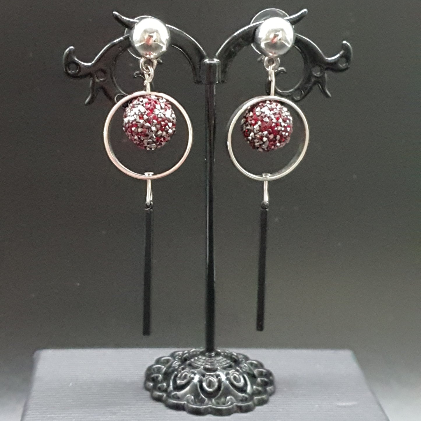 Boucles pendantes tige argentée – anneau et boule strass brillante