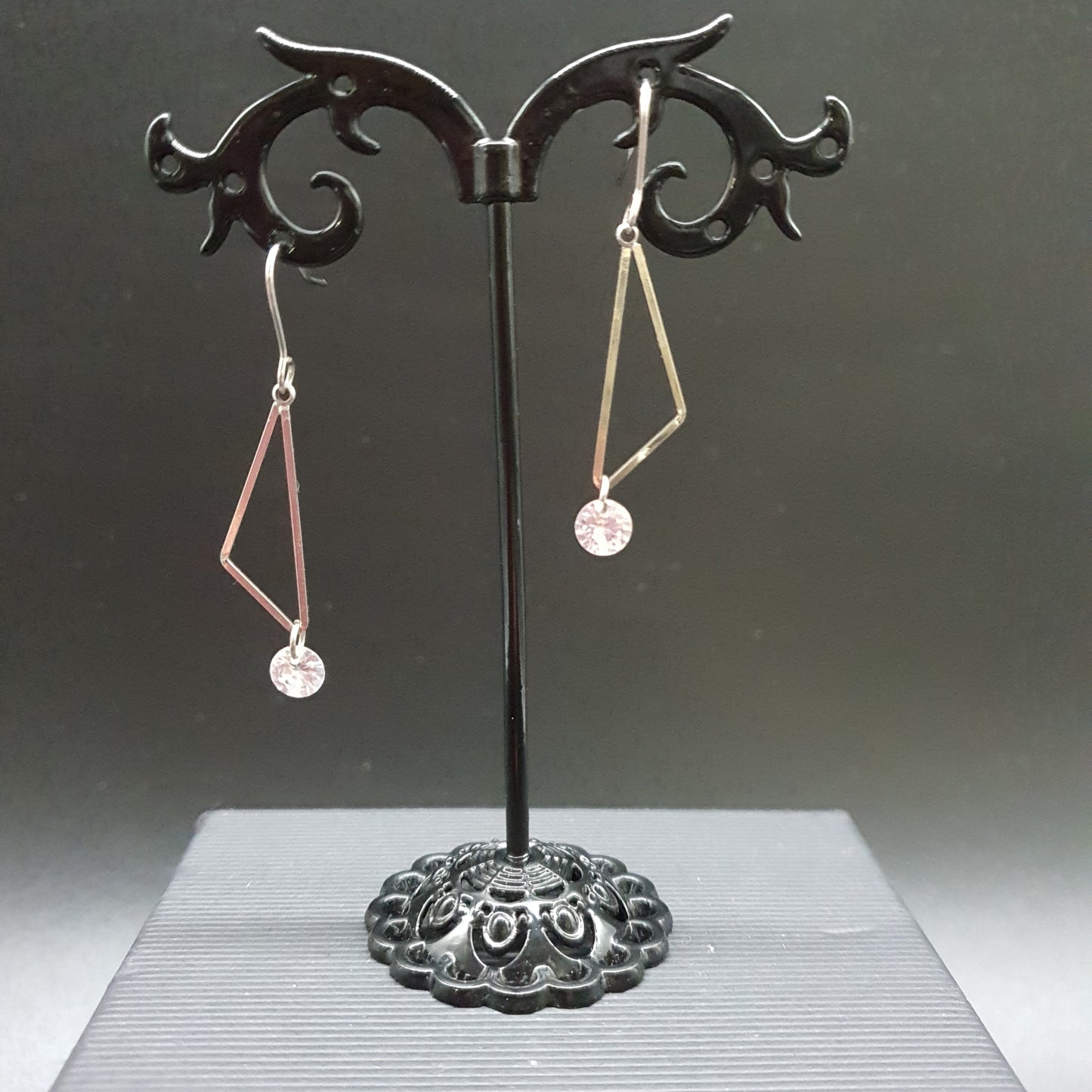 Boucles pendantes triangle argenté – cristal facetté suspendu
