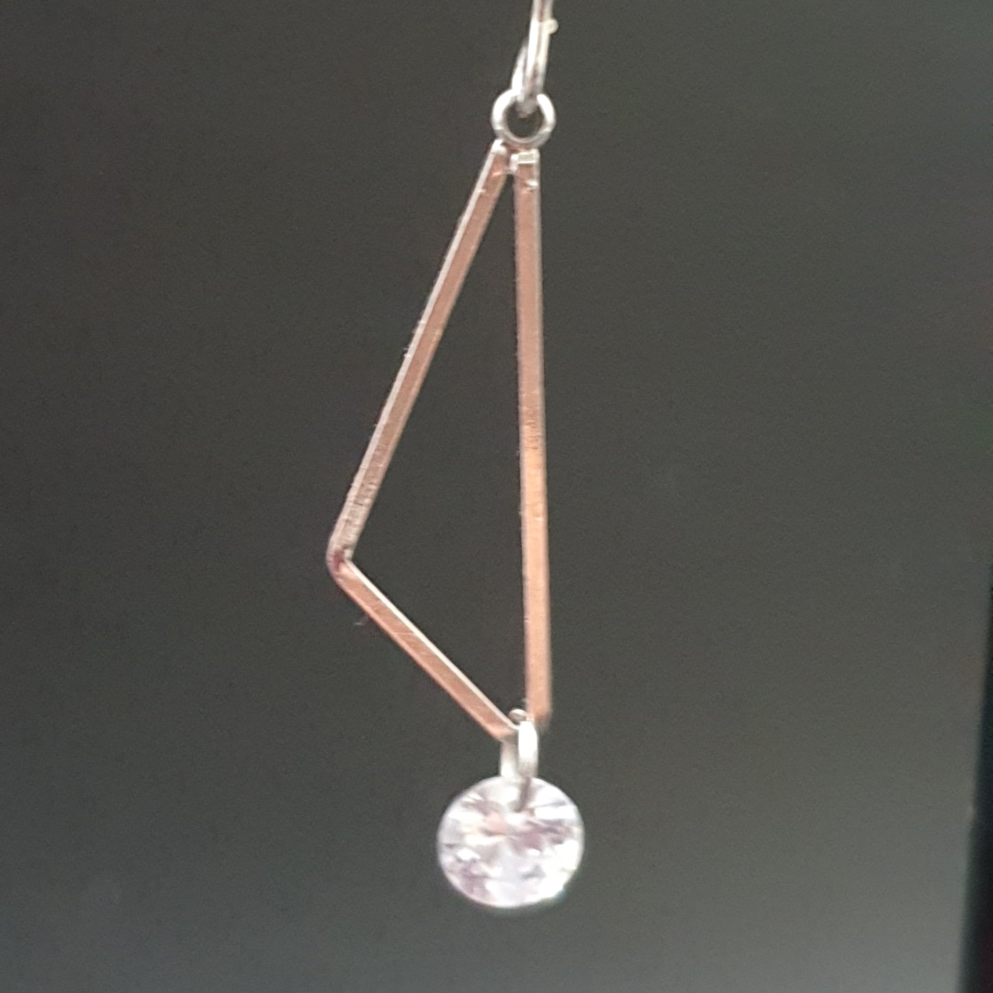 Boucles pendantes triangle argenté – cristal facetté suspendu