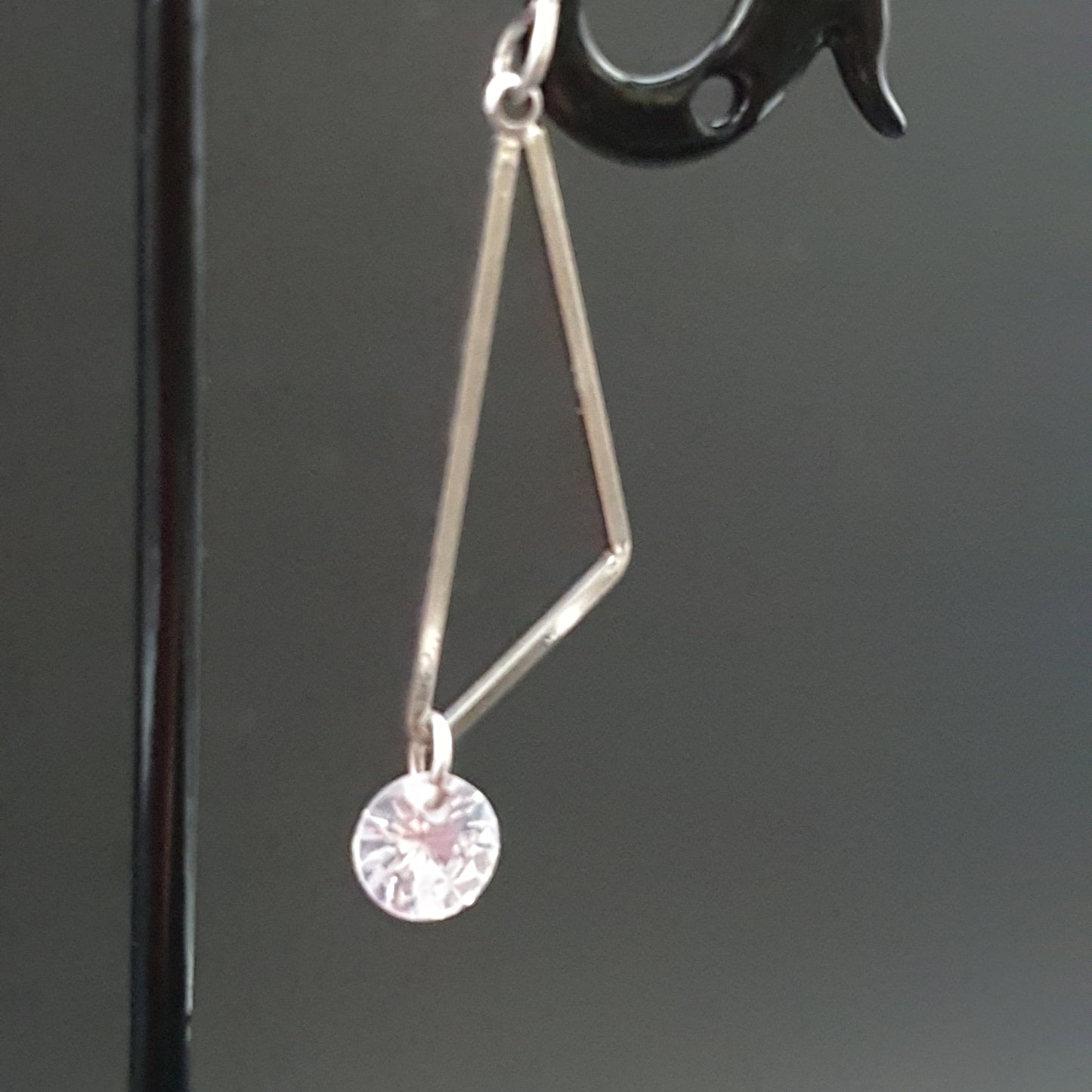 Boucles pendantes triangle argenté – cristal facetté suspendu