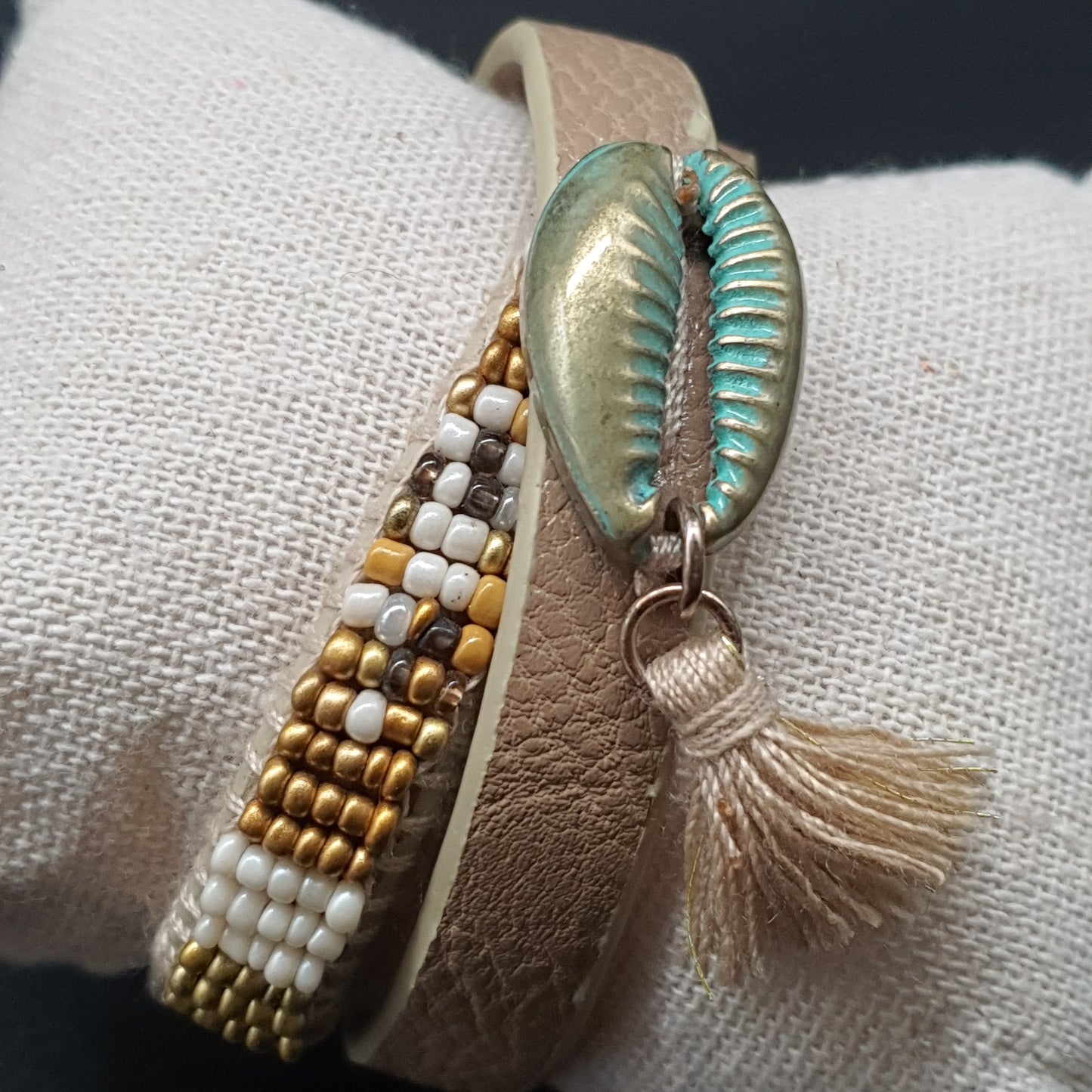 Bracelet aimanté multi-tours en simili cuir beige avec perles, coquillage et pompon tassel doré