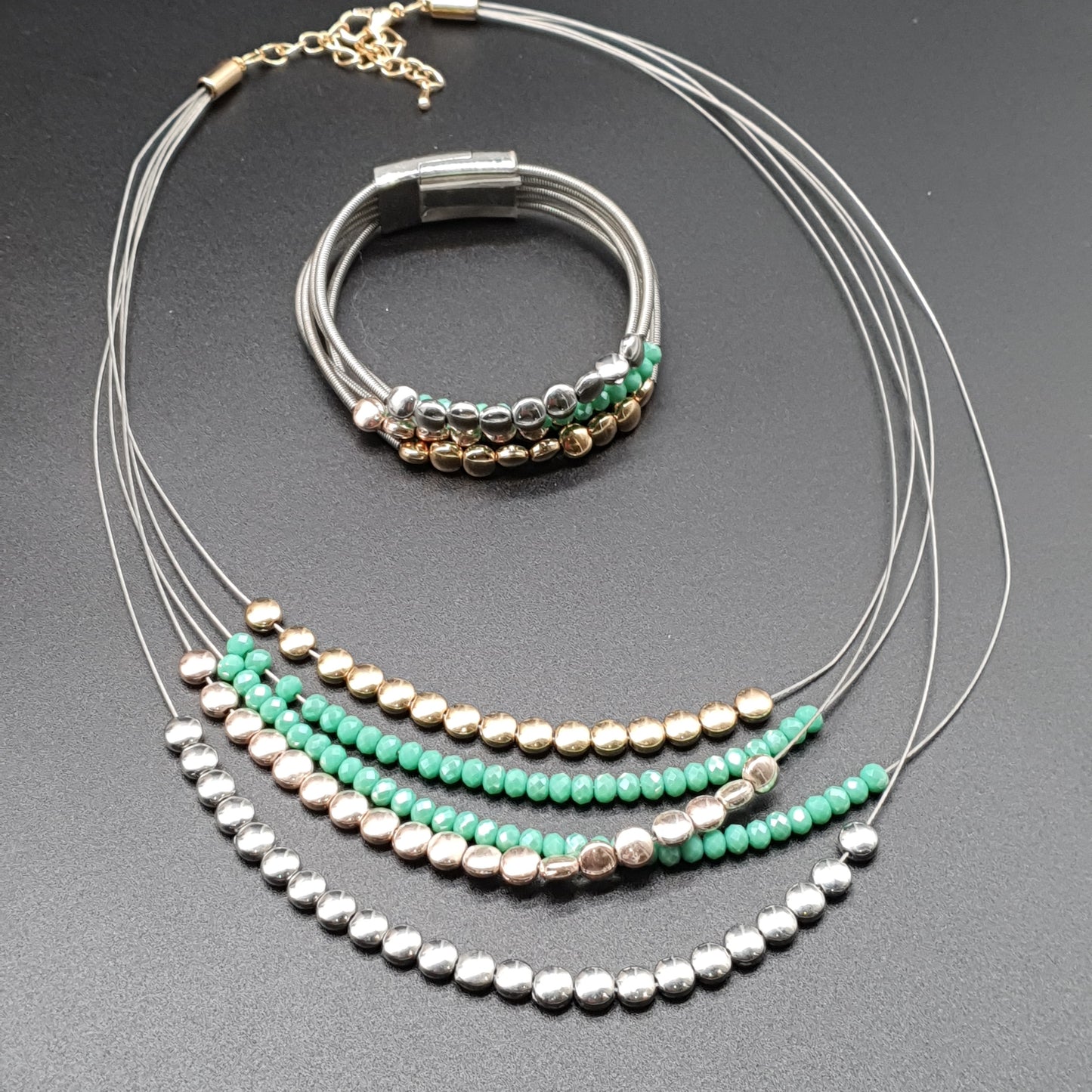 Parure collier bracelet aimanté multi-rangs cables fins spiralés pièces rondes métal argenté doré cristal coloré