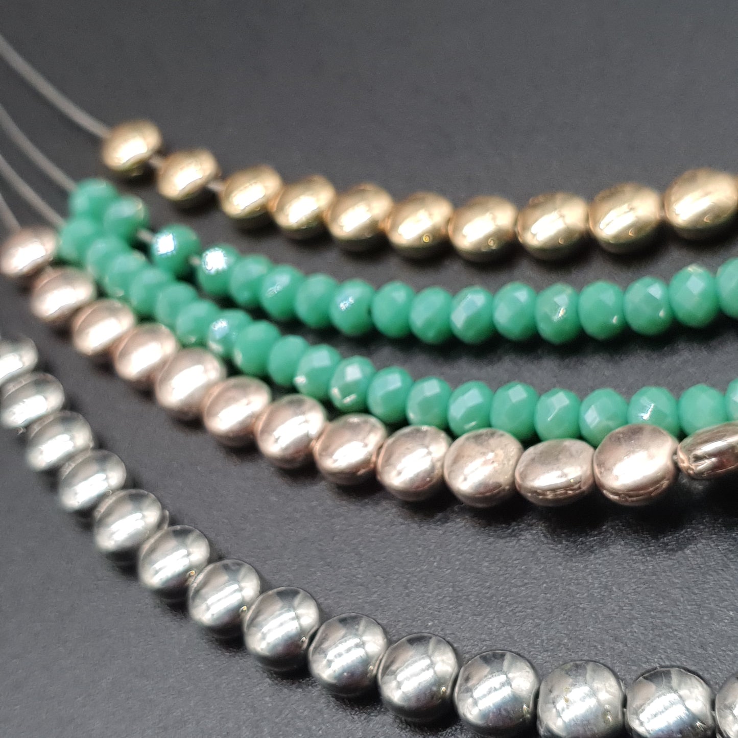 Parure collier bracelet aimanté multi-rangs cables fins spiralés pièces rondes métal argenté doré cristal coloré