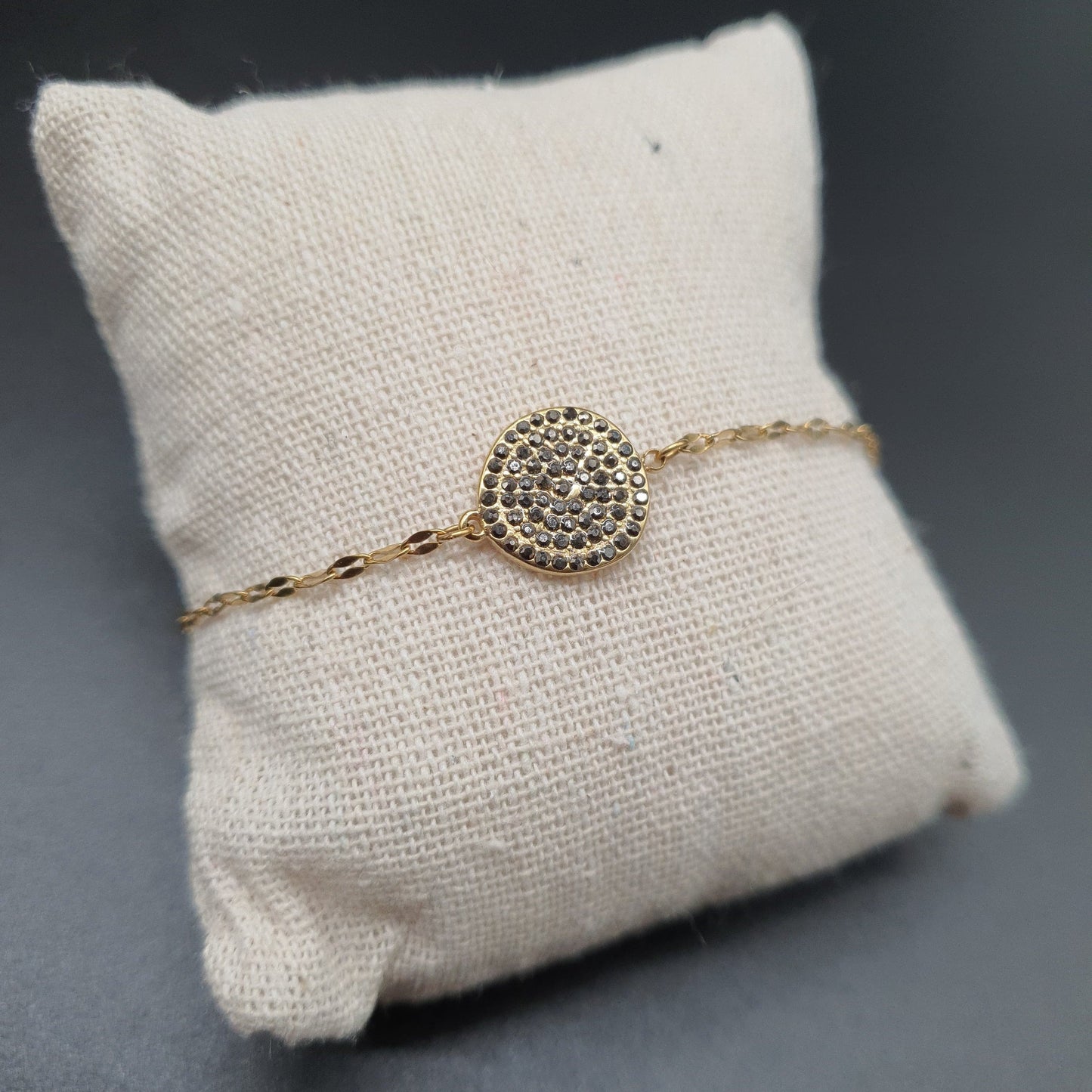 Bracelet acier doré fine chaîne maille fantaisie torsadée pièce métal doré strass