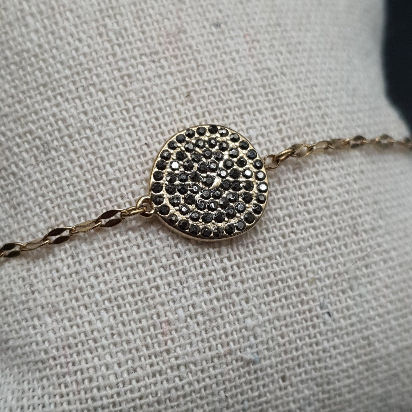 Bracelet acier doré fine chaîne maille fantaisie torsadée pièce métal doré strass