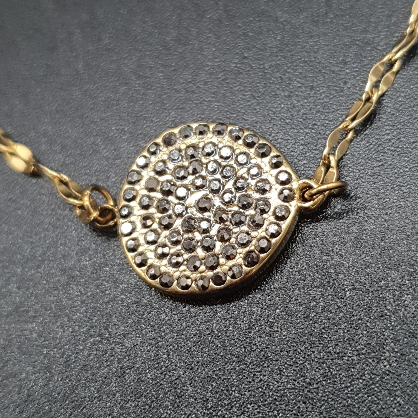 Bracelet acier doré fine chaîne maille fantaisie torsadée pièce métal doré strass