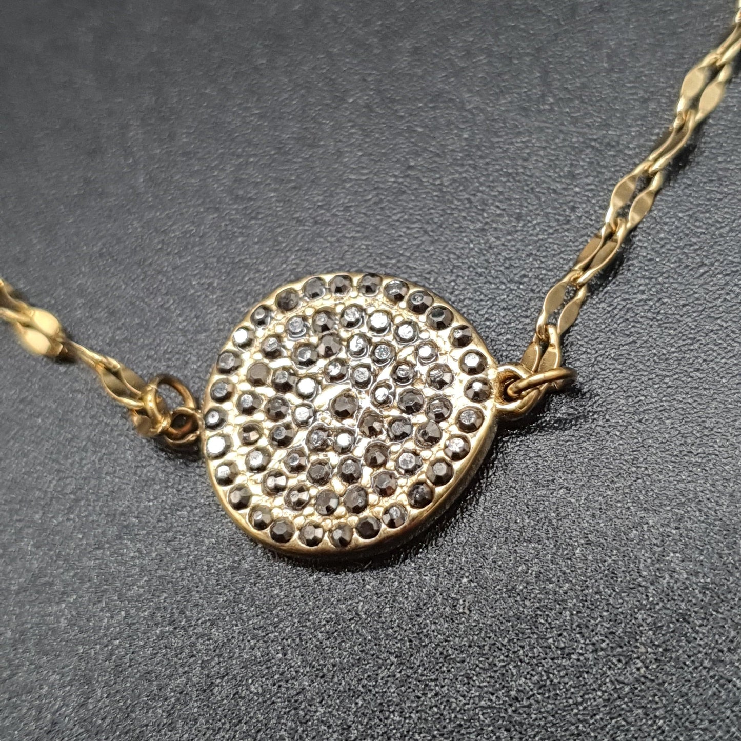 Bracelet acier doré fine chaîne maille fantaisie torsadée pièce métal doré strass