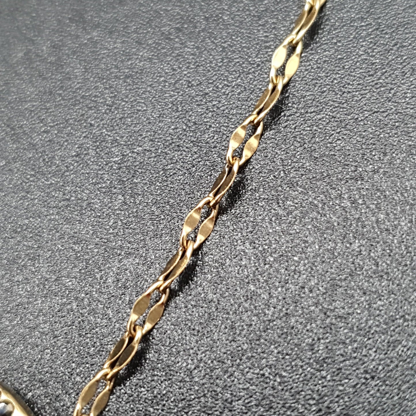 Bracelet acier doré fine chaîne maille fantaisie torsadée pièce métal doré strass