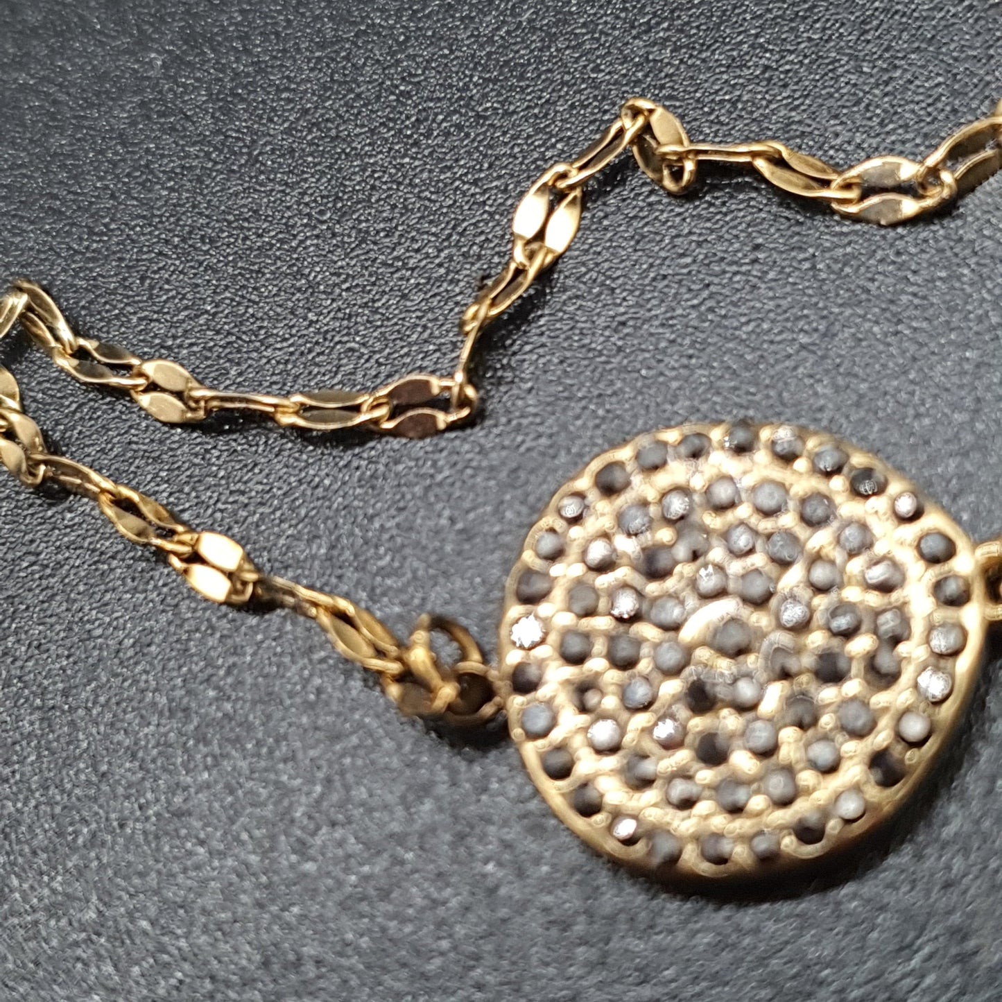 Bracelet acier doré fine chaîne maille fantaisie torsadée pièce métal doré strass