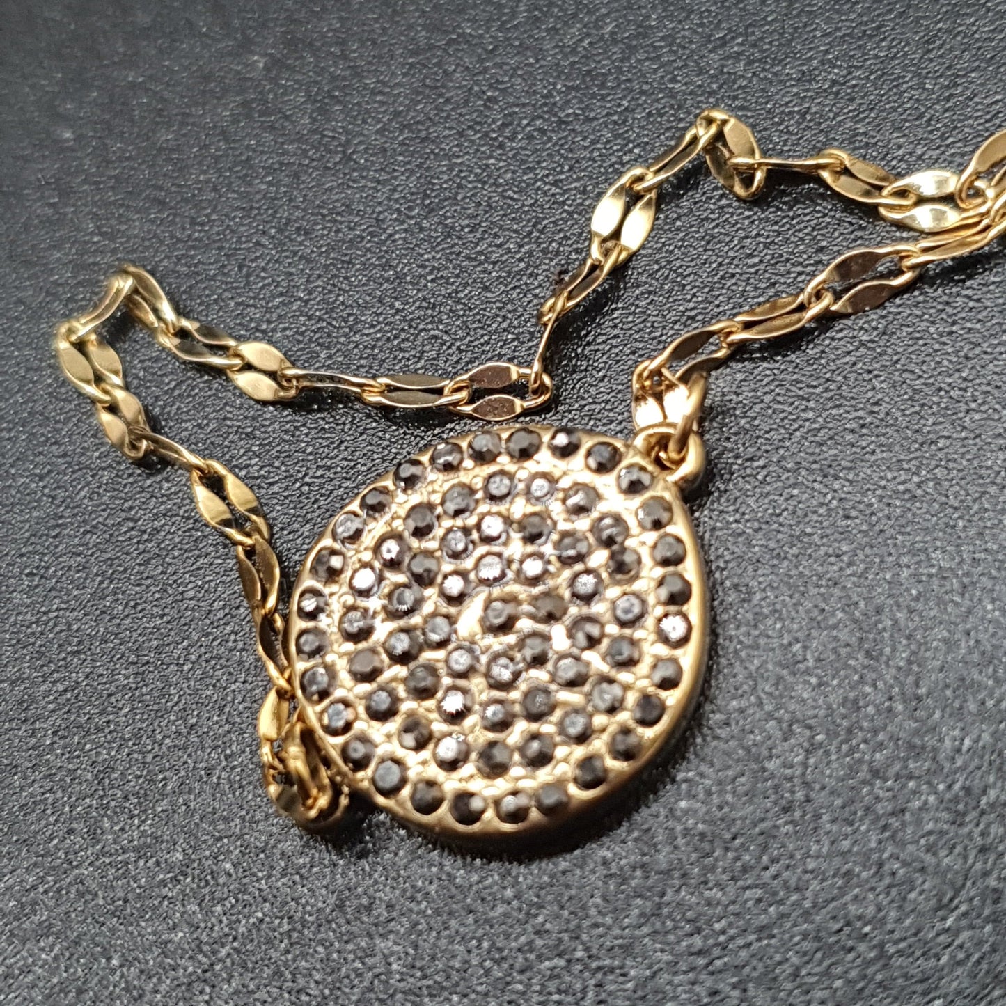 Bracelet acier doré fine chaîne maille fantaisie torsadée pièce métal doré strass