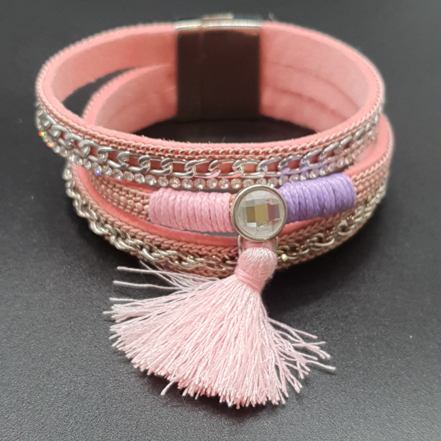 Bracelet manchette aimanté multi-brins simili cuir polyester tube strass chainettes billes colorées maille argentée fantaisie pastille éclats de cristal pompon tassel fil de coton