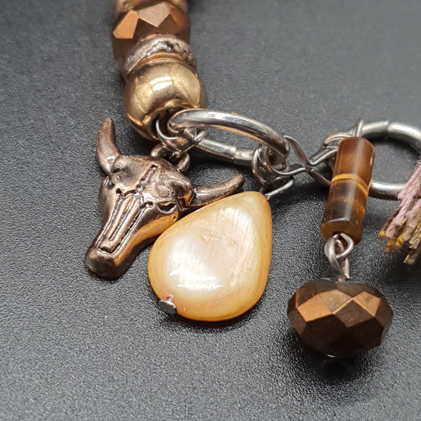Bracelet élastique perles facettées doré pampille cœur et aile d’ange