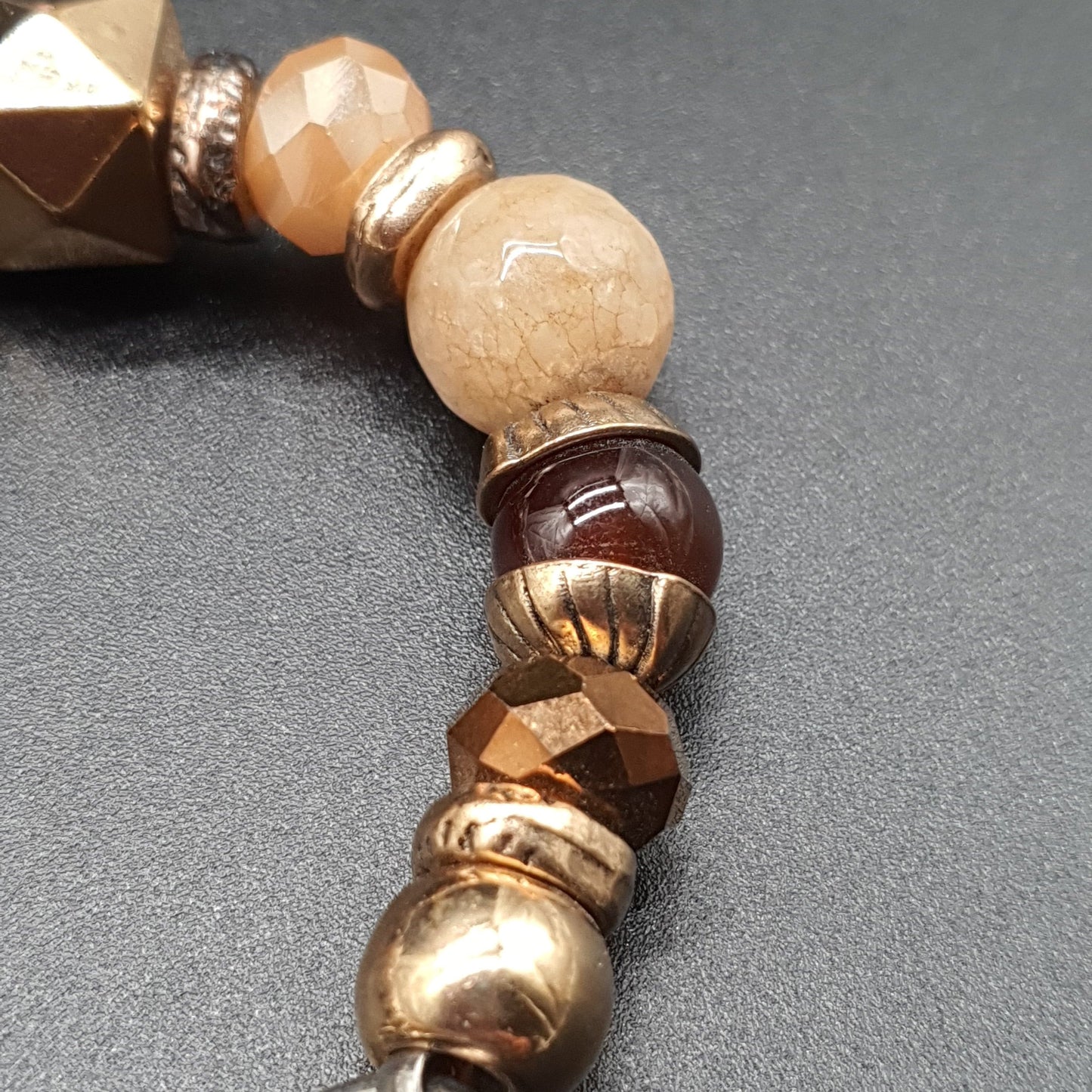 Bracelet élastique perles facettées doré pampille cœur et aile d’ange