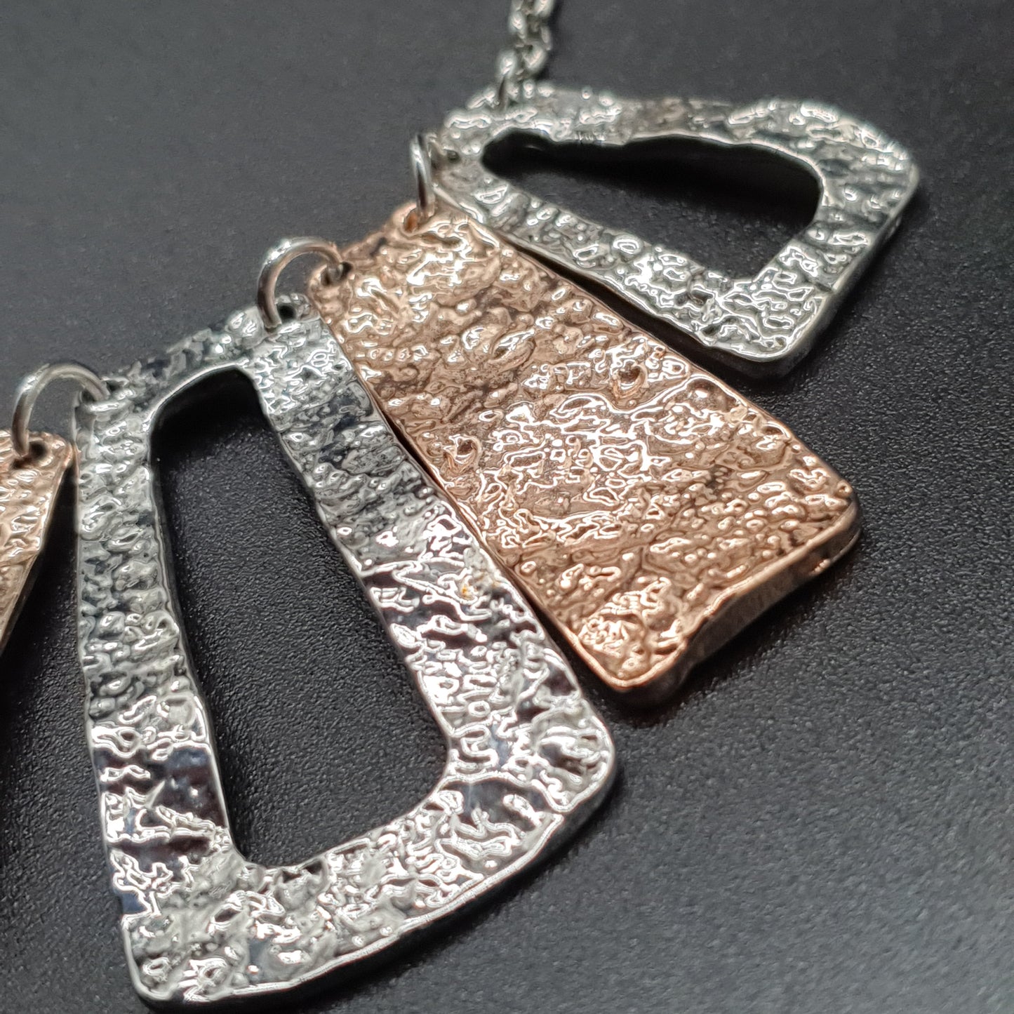 Parure collier et boucles d'oreilles pendants acier chaîne maille forçat pièces géométriques courbées en métal argent et or rosé martelé