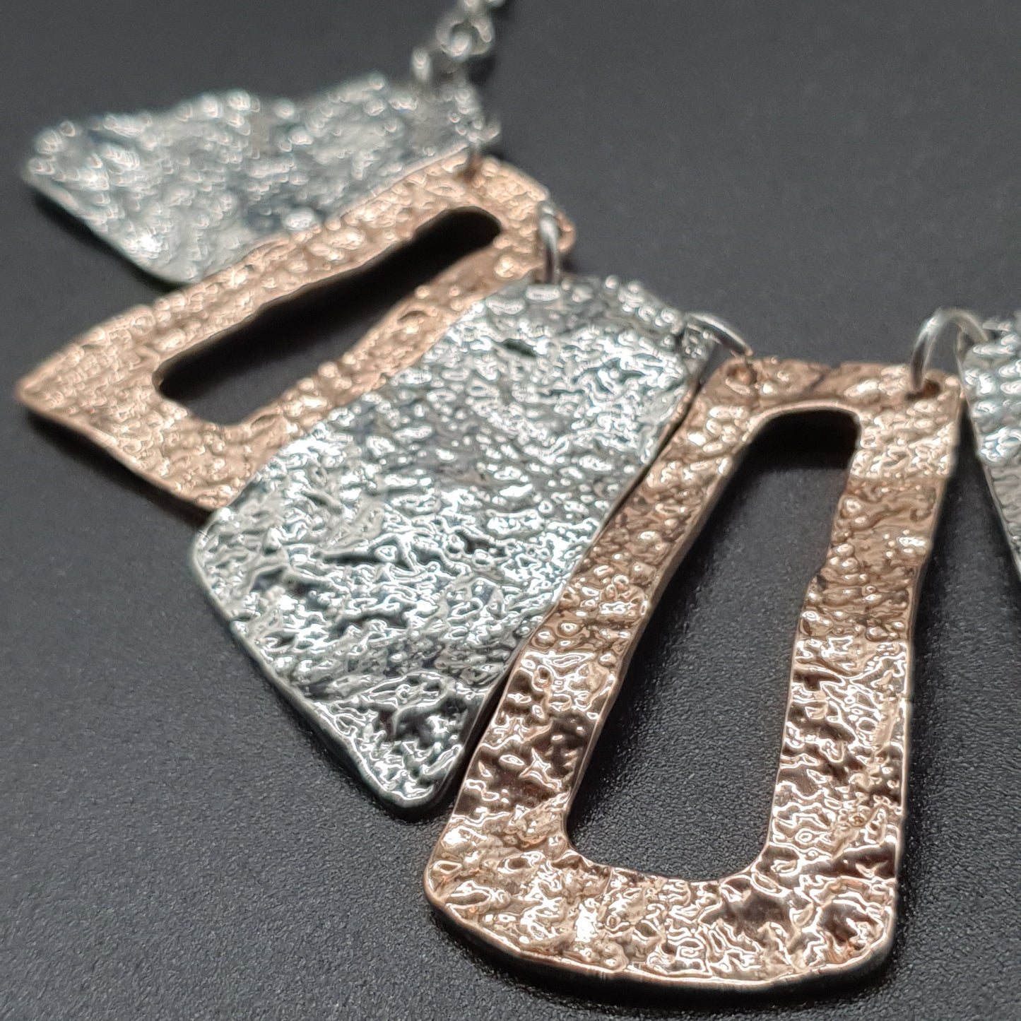 Parure collier et boucles d'oreilles pendants acier chaîne maille forçat pièces géométriques courbées en métal argent et or rosé martelé