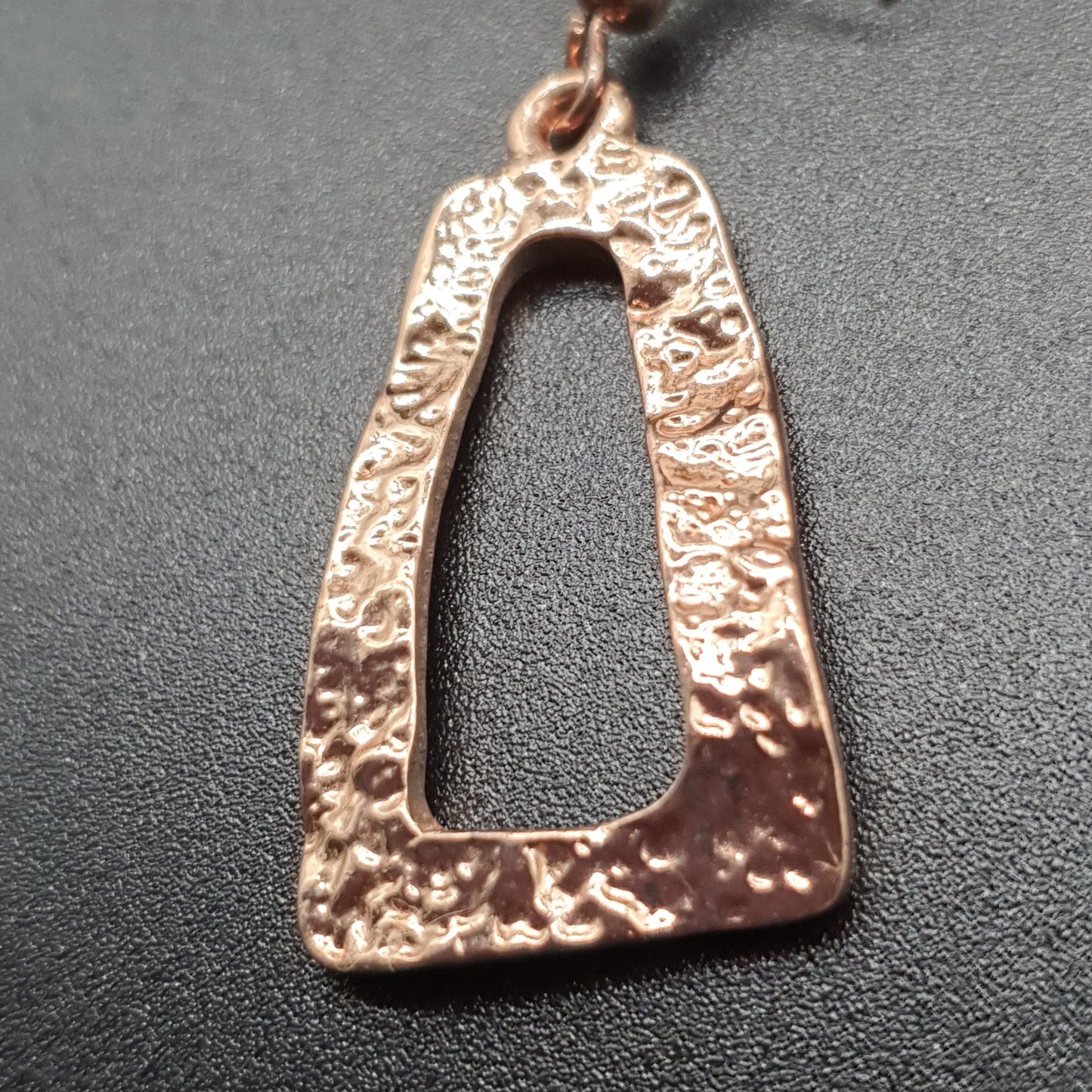 Parure collier et boucles d'oreilles pendants acier chaîne maille forçat pièces géométriques courbées en métal argent et or rosé martelé