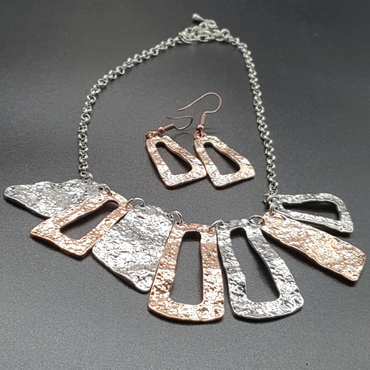 Parure collier et boucles d'oreilles pendants acier chaîne maille forçat pièces géométriques courbées en métal argent et or rosé martelé