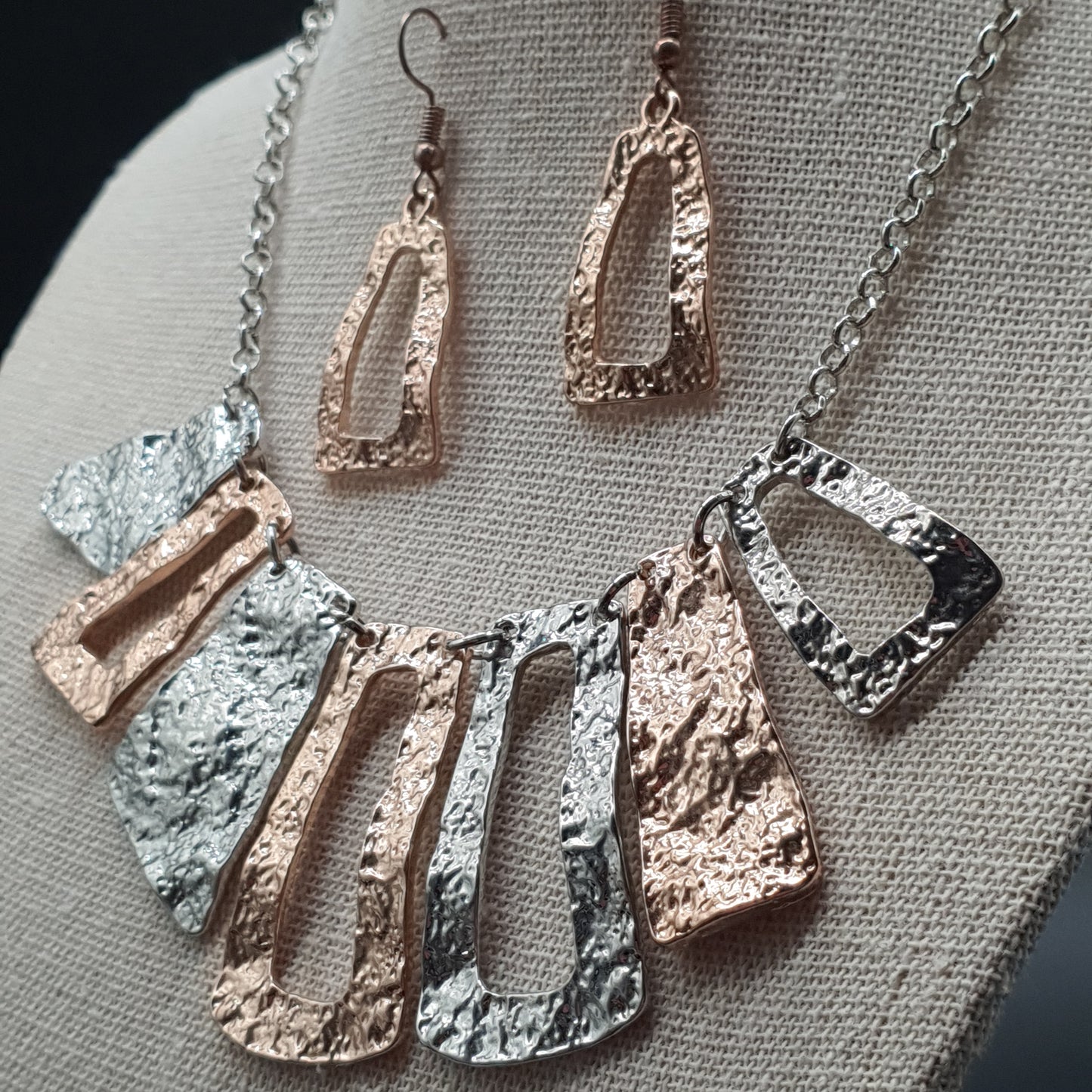 Parure collier et boucles d'oreilles pendants acier chaîne maille forçat pièces géométriques courbées en métal argent et or rosé martelé