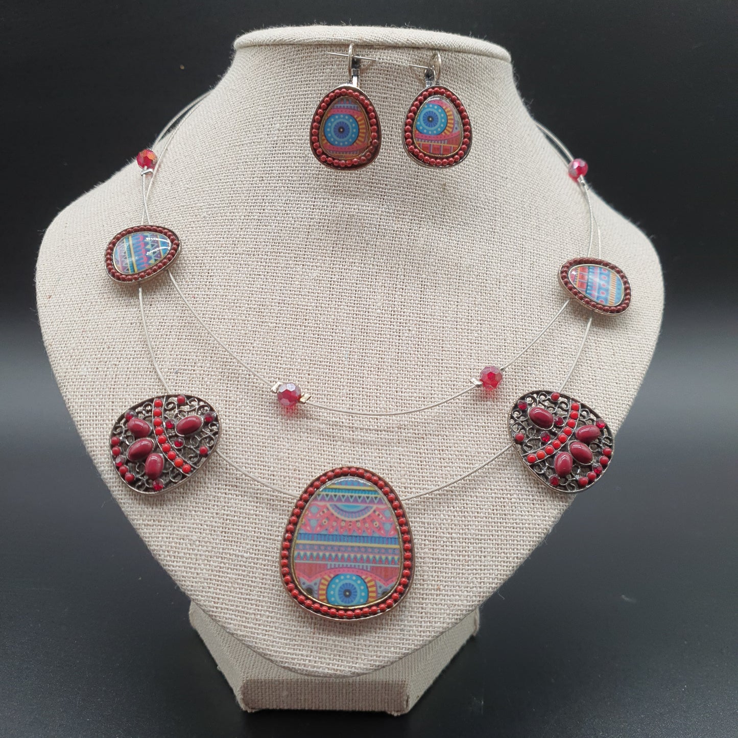 Parure collier boucles d'oreilles pièces géométriques métal émail décoré pierre reconstituée perles à facettes éclats de cristal