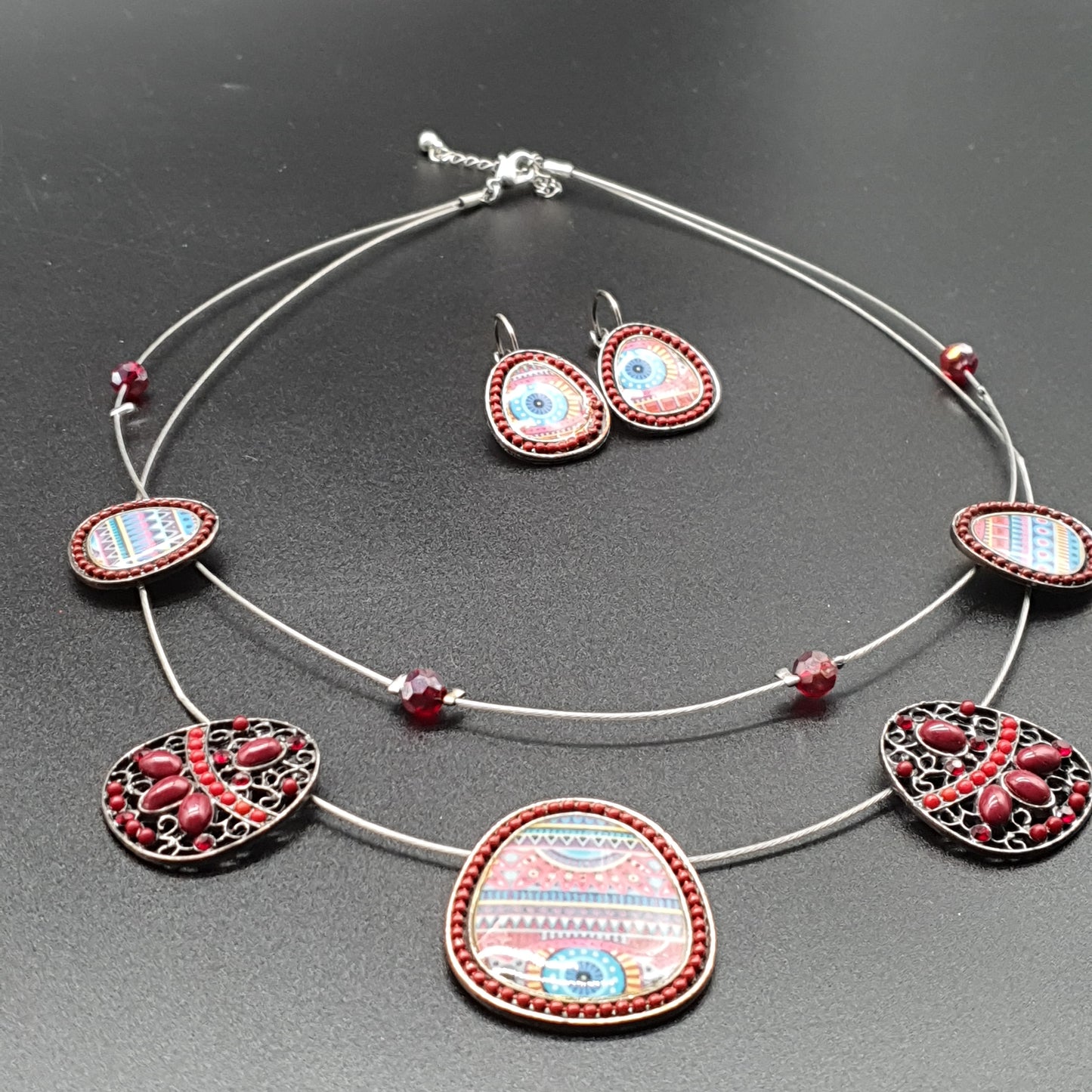 Parure collier boucles d'oreilles pièces géométriques métal émail décoré pierre reconstituée perles à facettes éclats de cristal