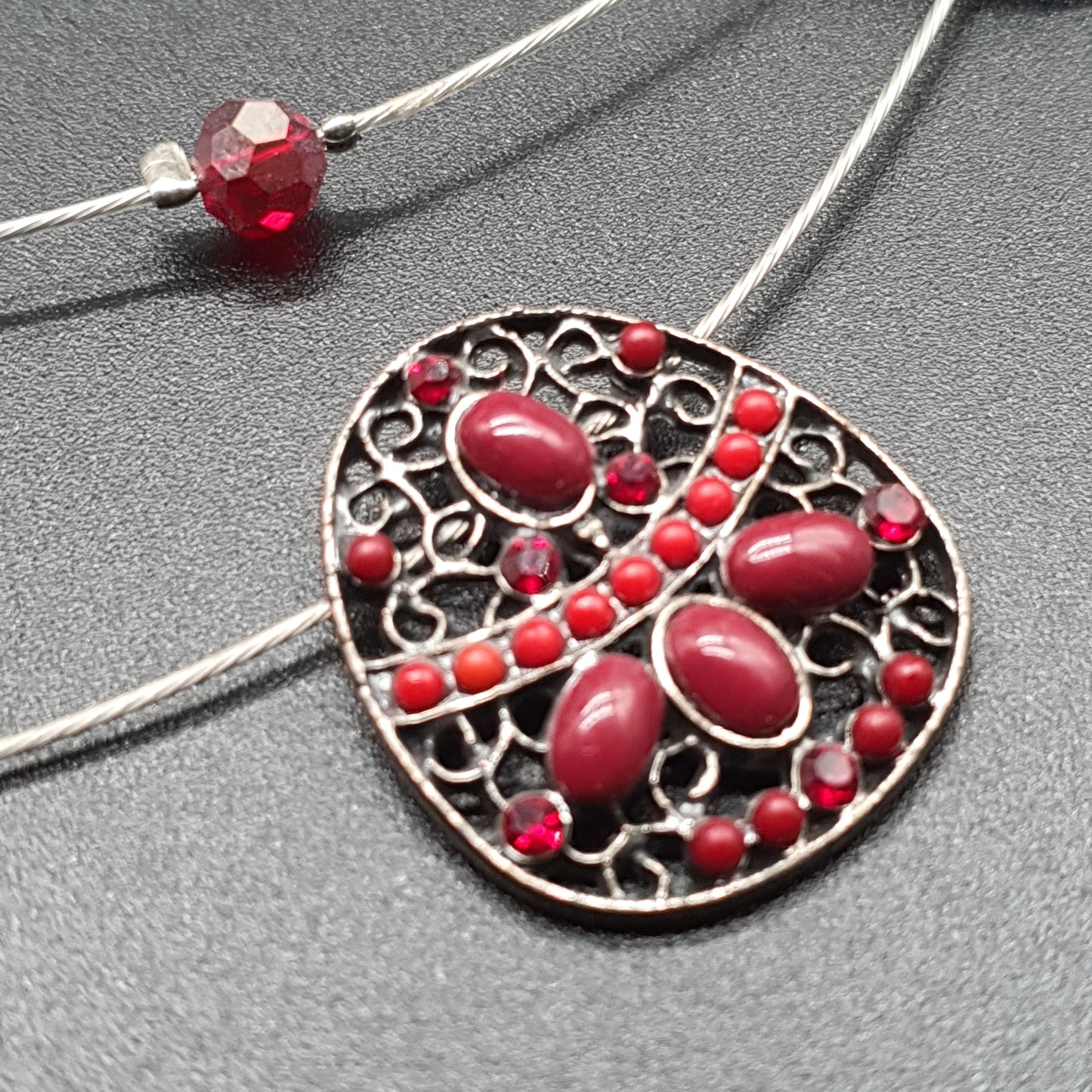 Parure collier boucles d'oreilles pièces géométriques métal émail décoré pierre reconstituée perles à facettes éclats de cristal