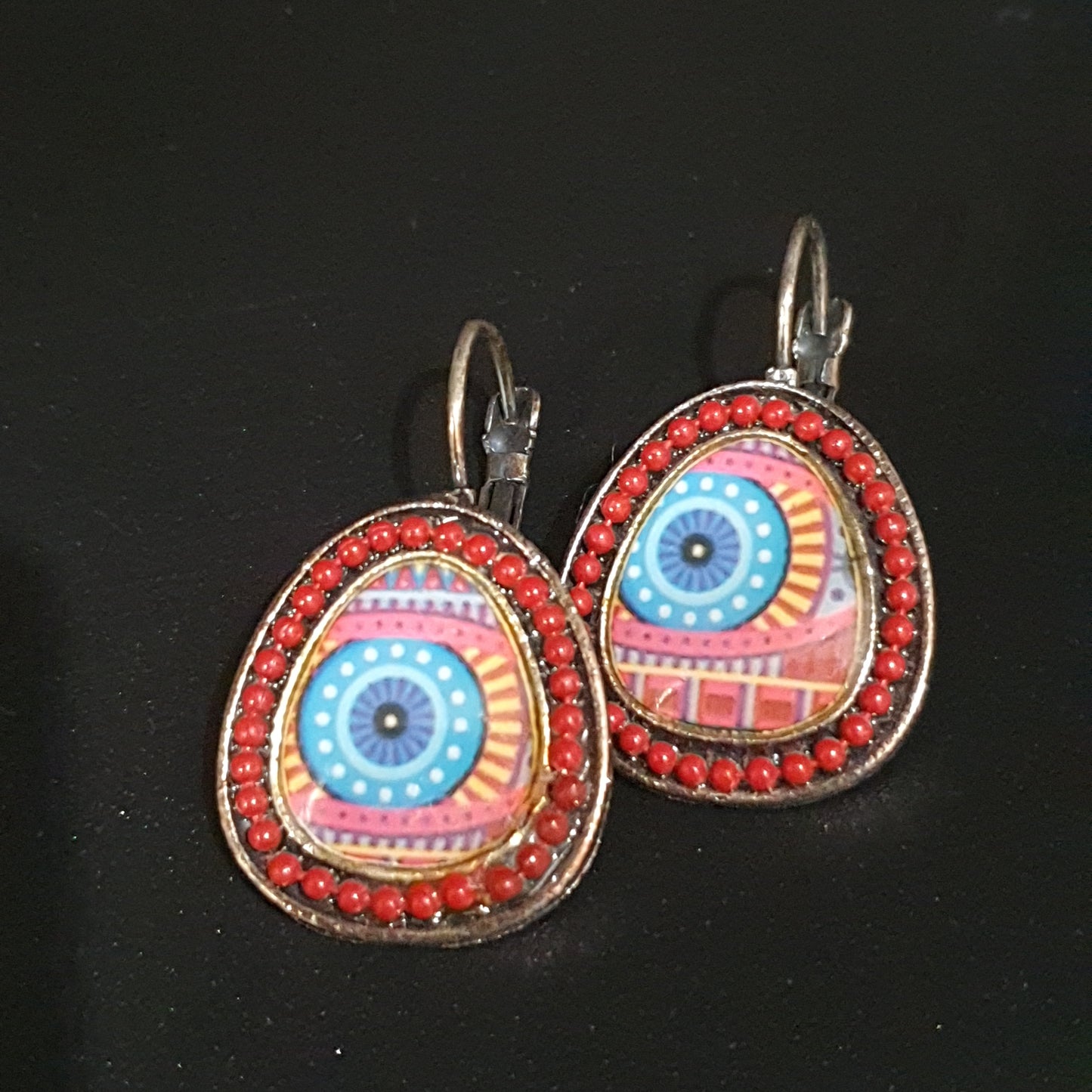 Parure collier boucles d'oreilles pièces géométriques métal émail décoré pierre reconstituée perles à facettes éclats de cristal