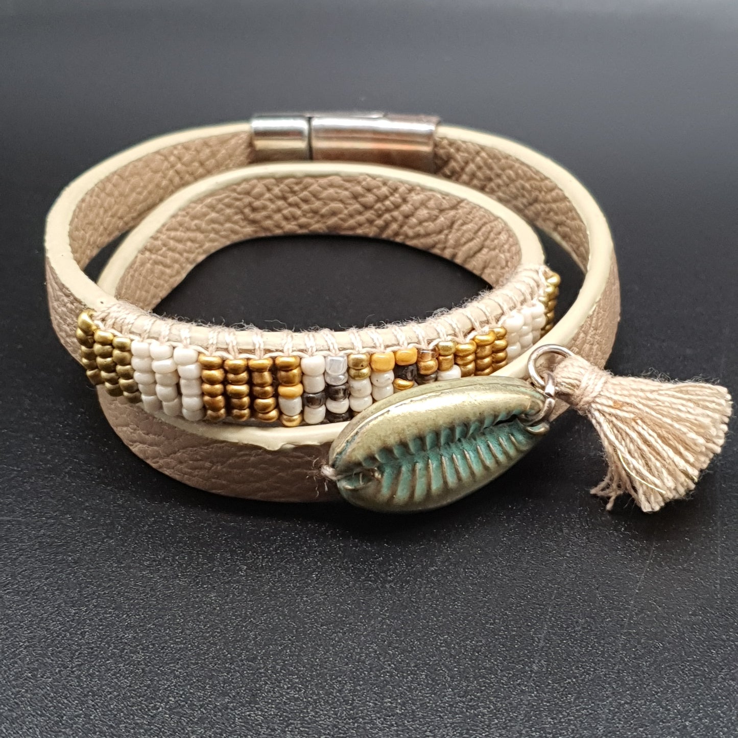 Bracelet aimanté multi-tours en simili cuir beige avec perles, coquillage et pompon tassel doré