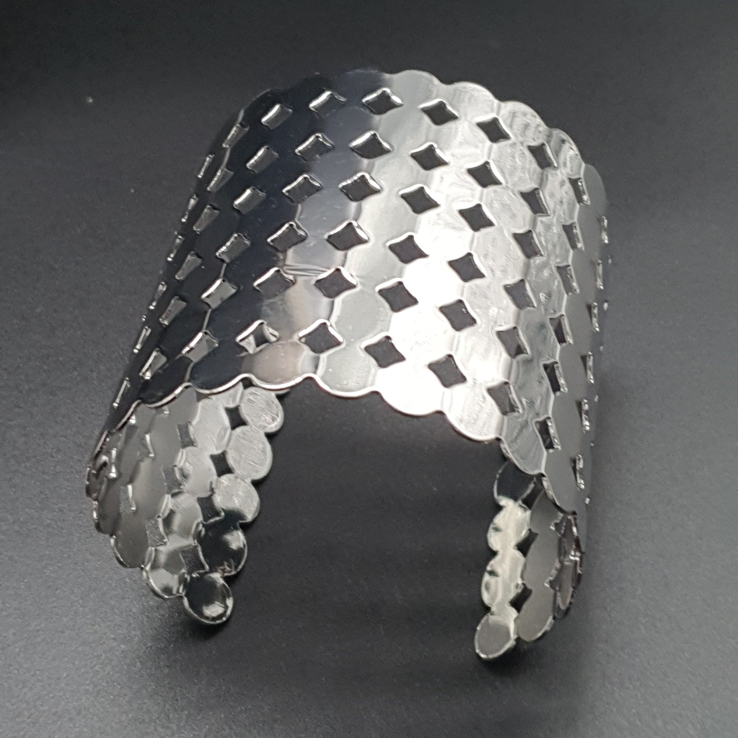 Bracelet manchette ajourée en acier inoxydable argenté ou doré – style moderne et graphique