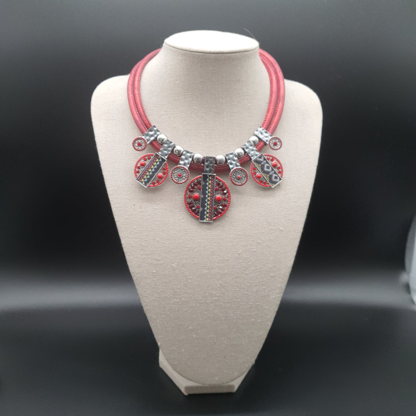 Collier plastron double cordon – tendance ethnique perles & métal martelé