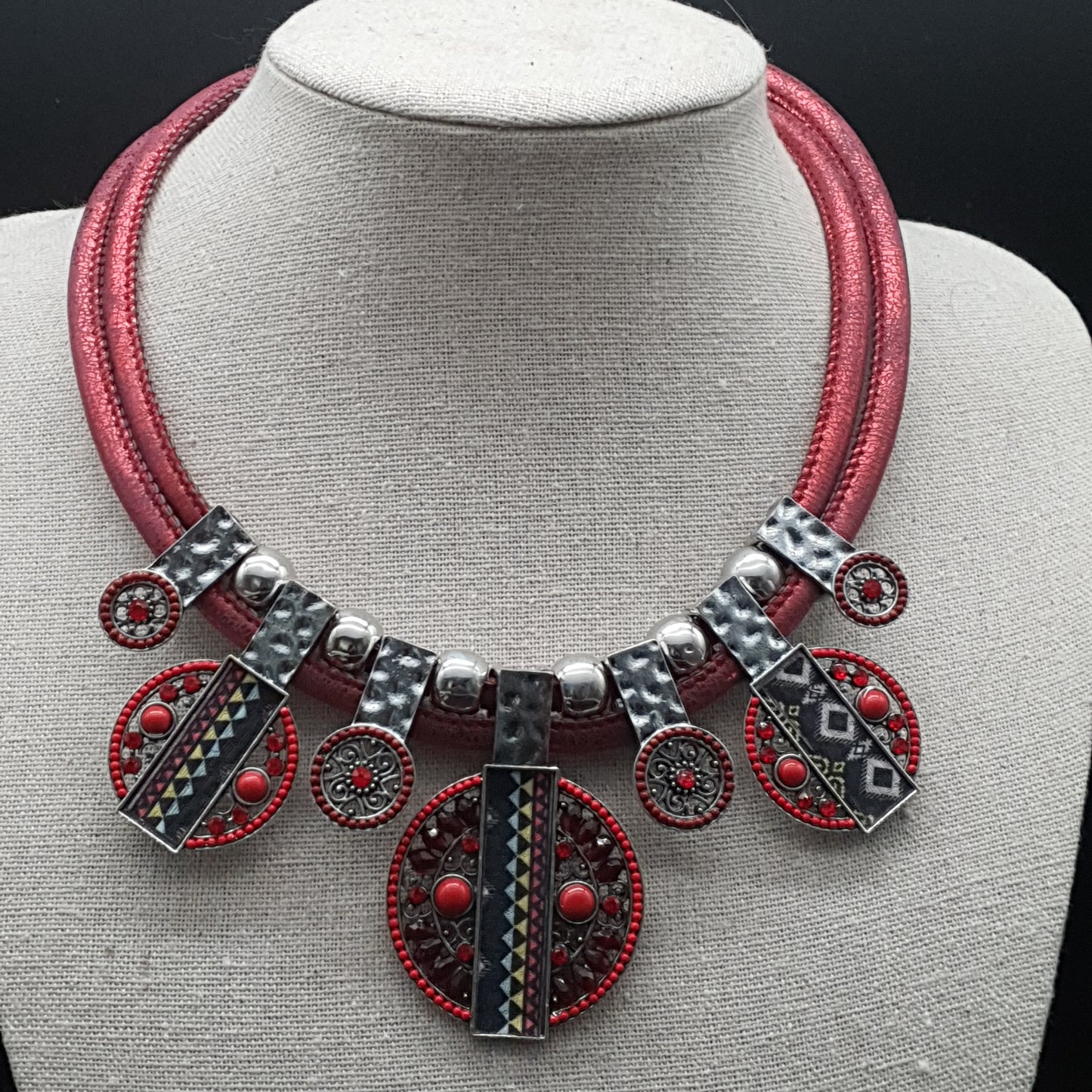 Collier plastron double cordon – tendance ethnique perles & métal martelé