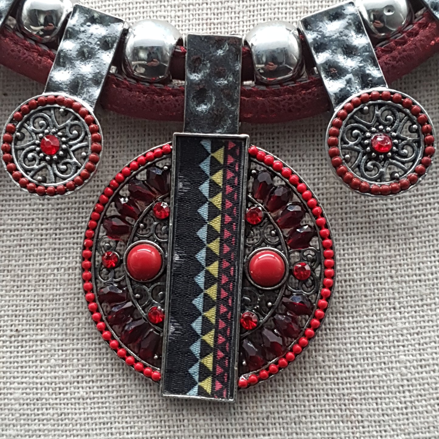 Collier plastron double cordon – tendance ethnique perles & métal martelé
