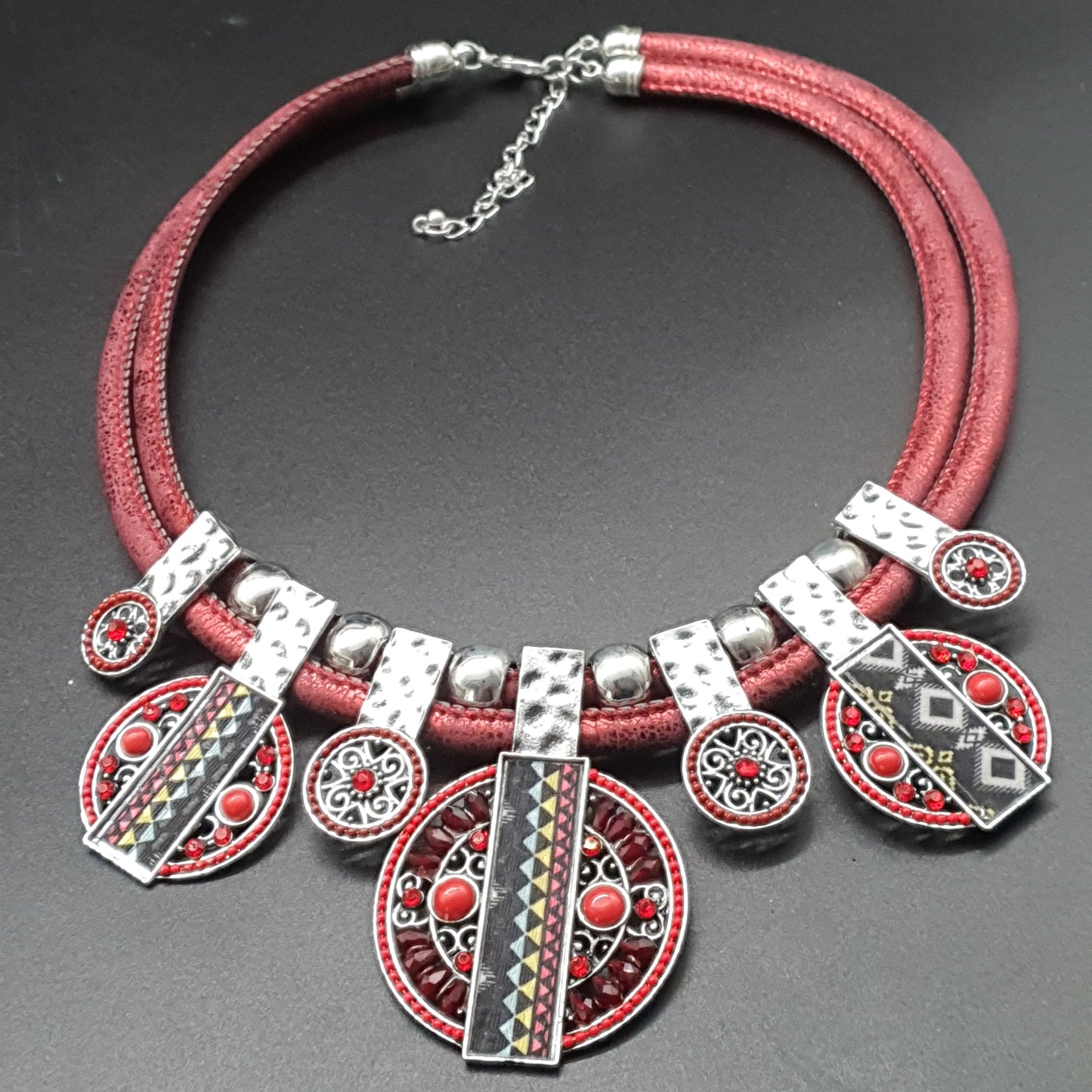 Collier plastron double cordon – tendance ethnique perles & métal martelé