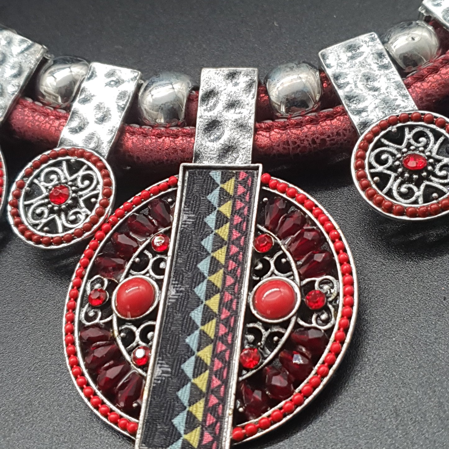 Collier plastron double cordon – tendance ethnique perles & métal martelé