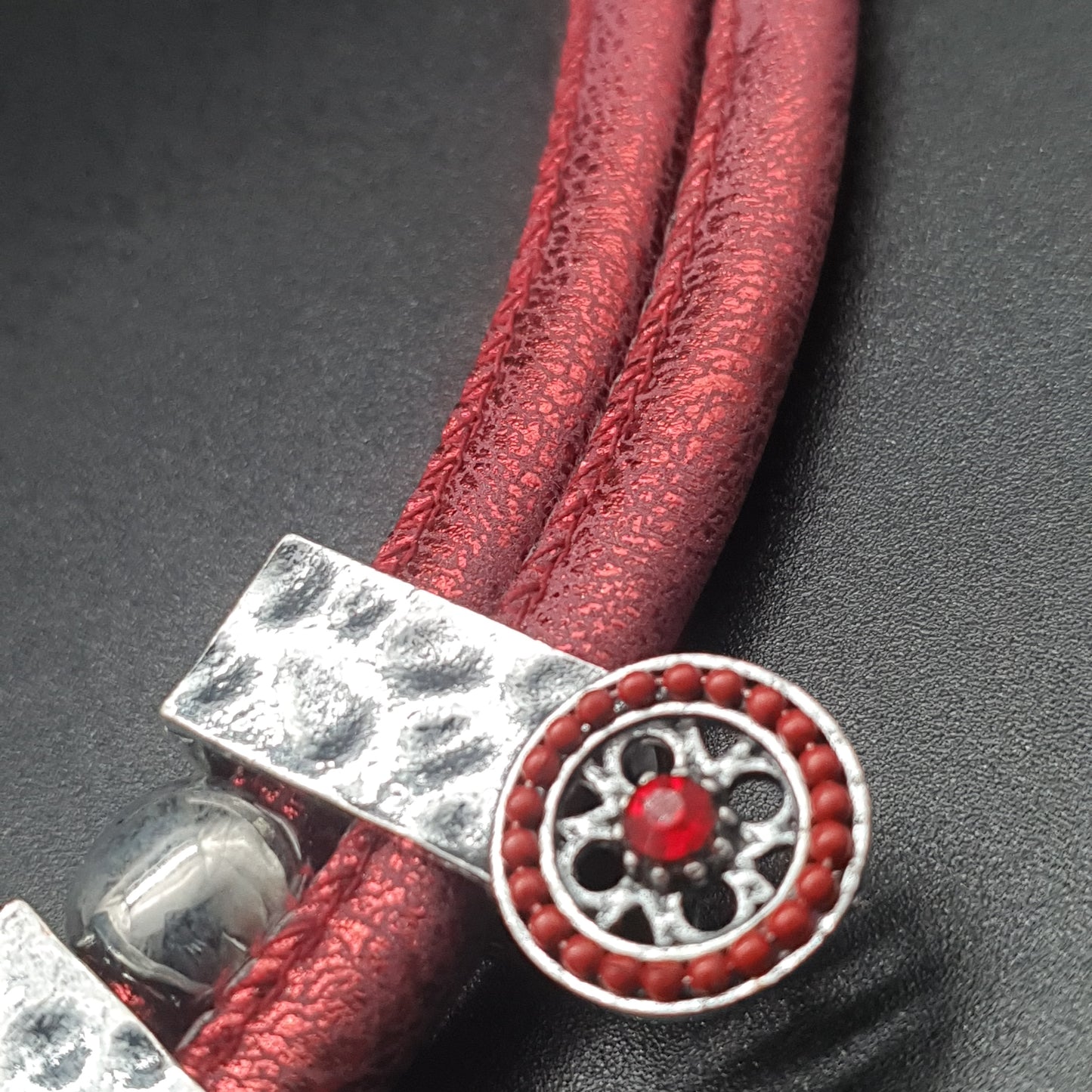 Collier plastron double cordon – tendance ethnique perles & métal martelé