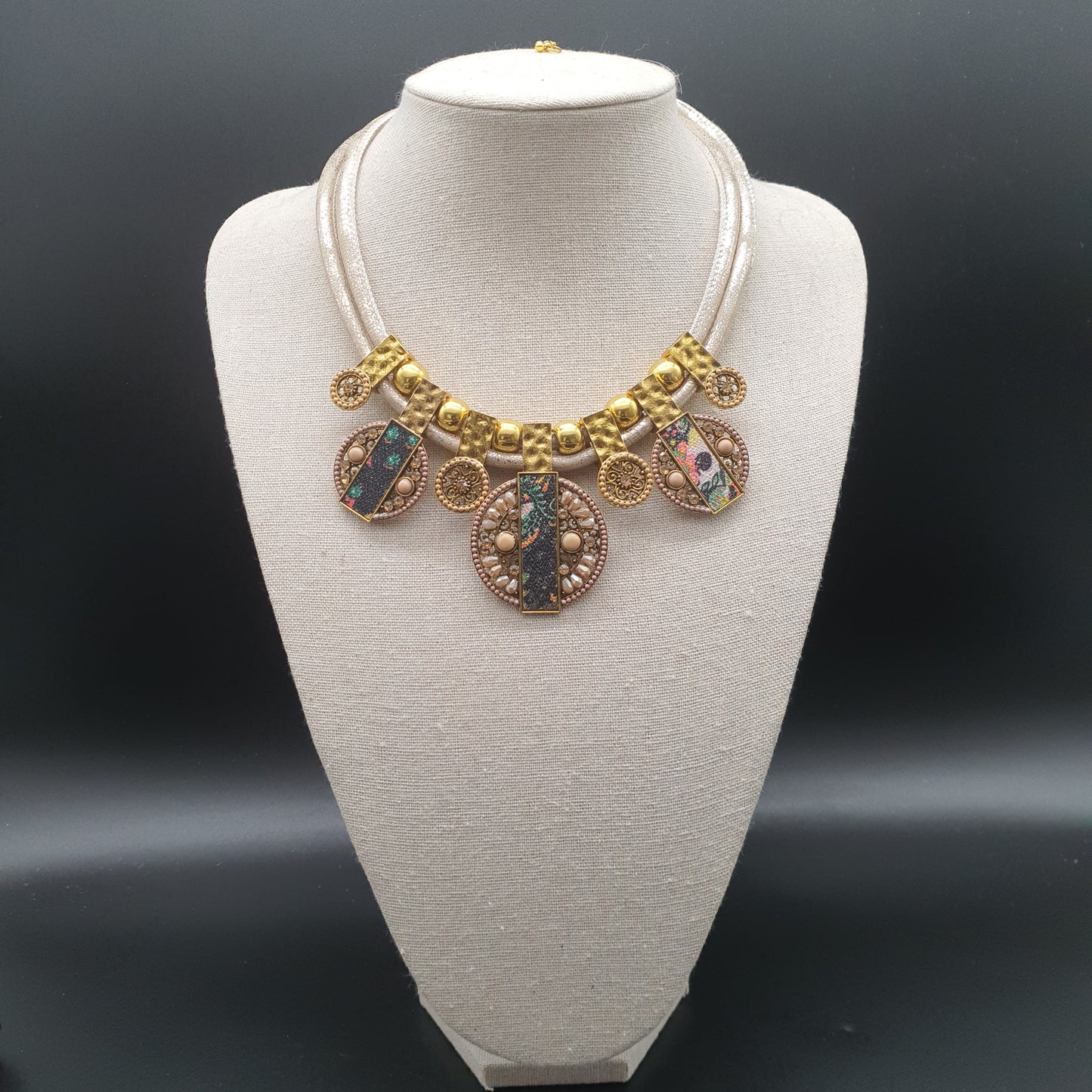 Collier plastron double cordon – tendance ethnique perles & métal martelé