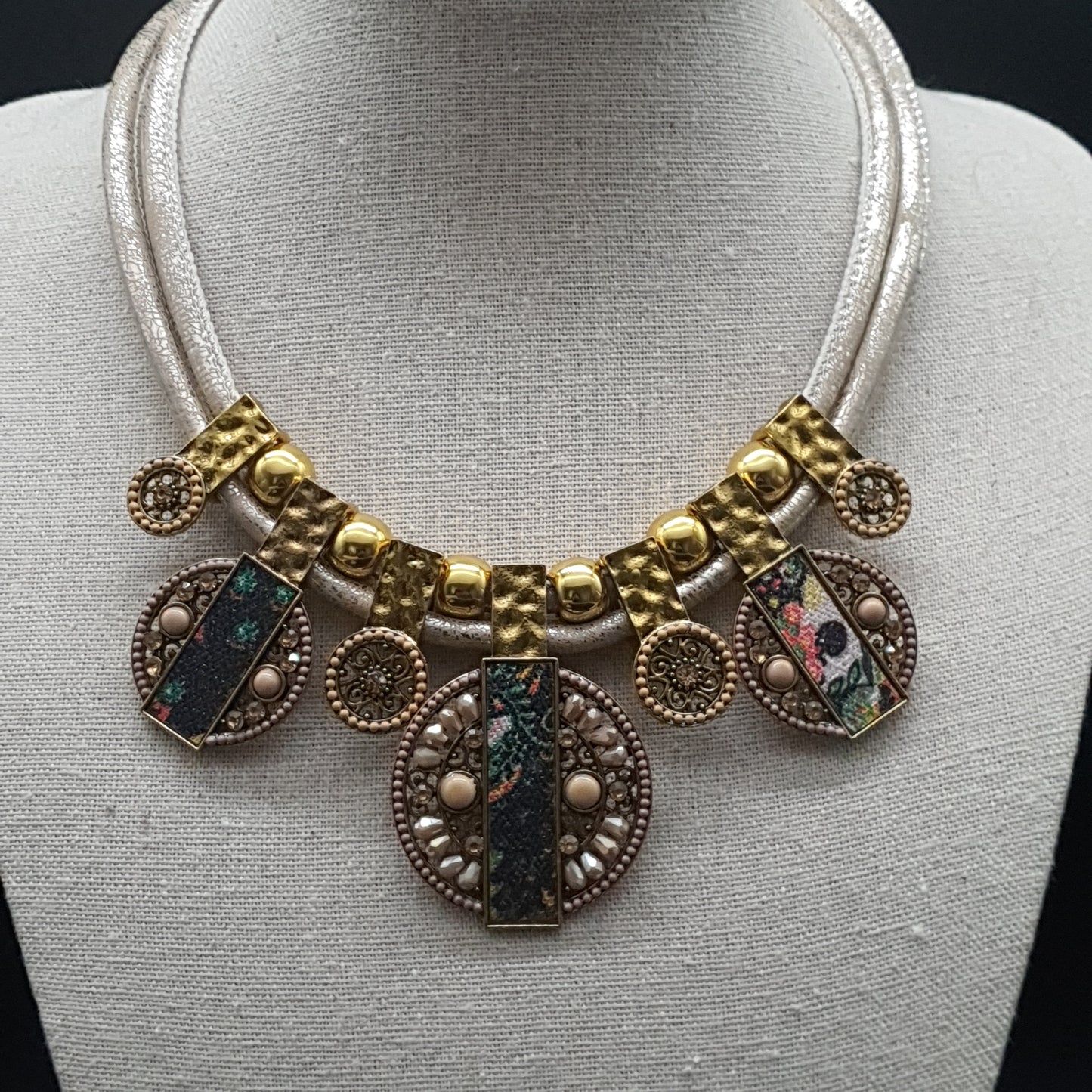 Collier plastron double cordon – tendance ethnique perles & métal martelé