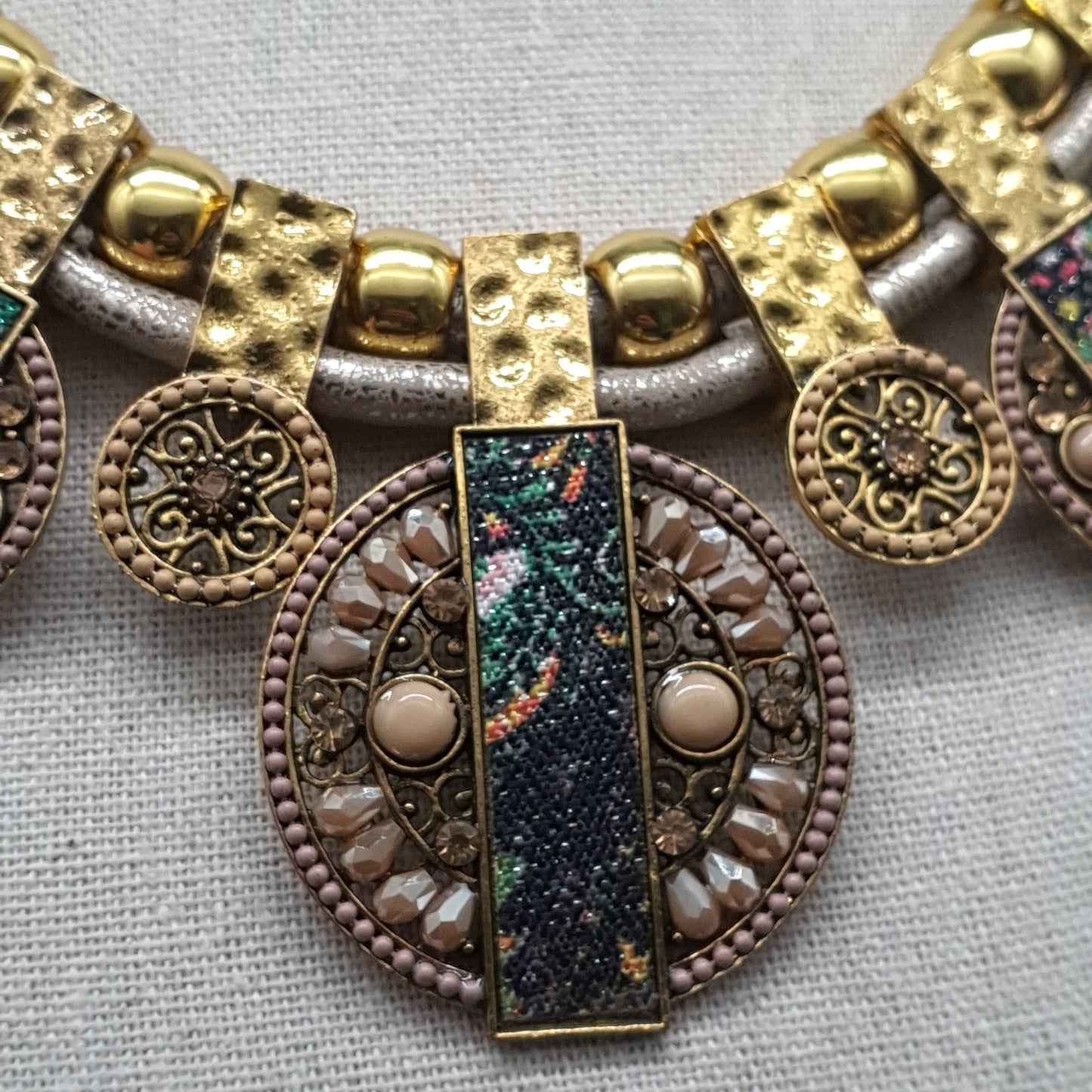 Collier plastron double cordon – tendance ethnique perles & métal martelé
