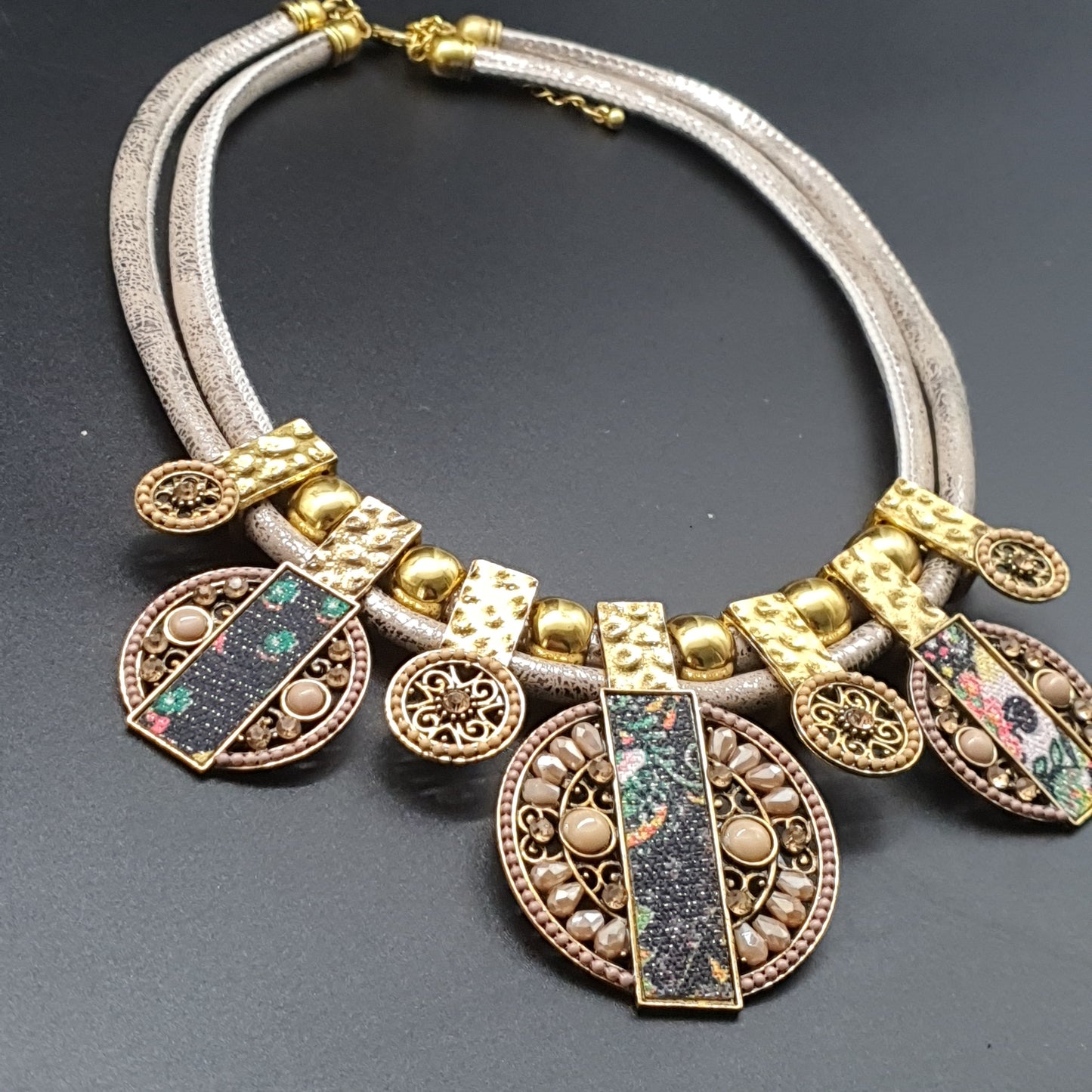 Collier plastron double cordon – tendance ethnique perles & métal martelé