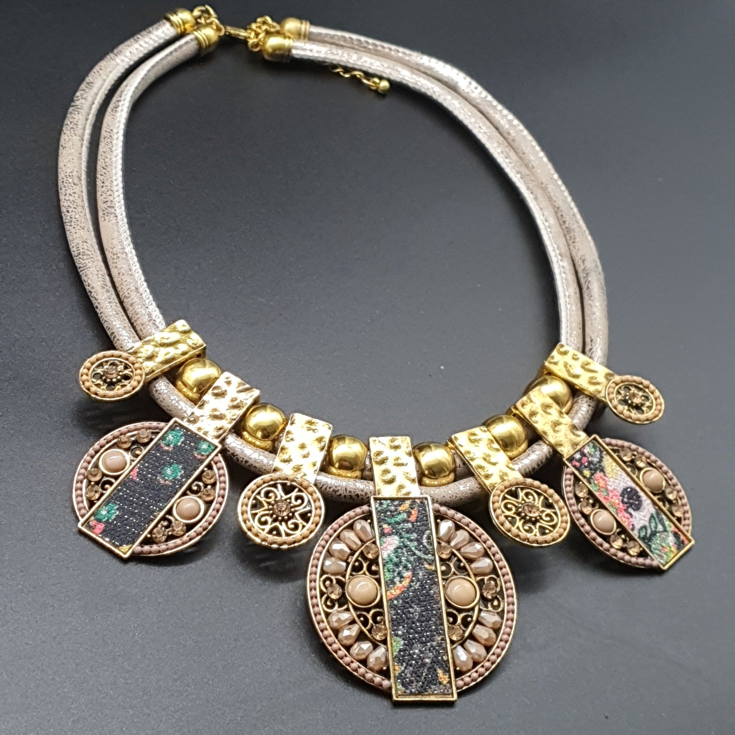 Collier plastron double cordon – tendance ethnique perles & métal martelé