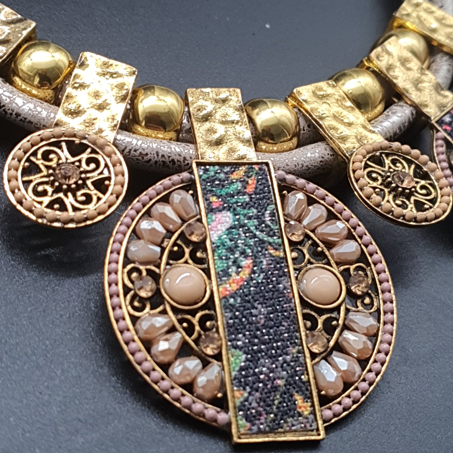 Collier plastron double cordon – tendance ethnique perles & métal martelé