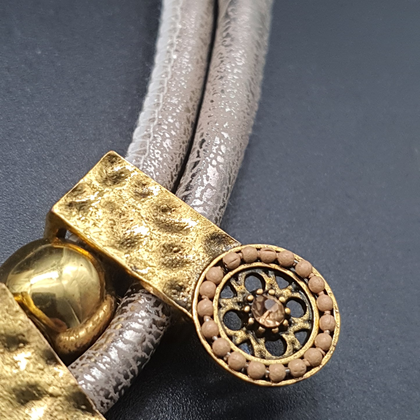 Collier plastron double cordon – tendance ethnique perles & métal martelé