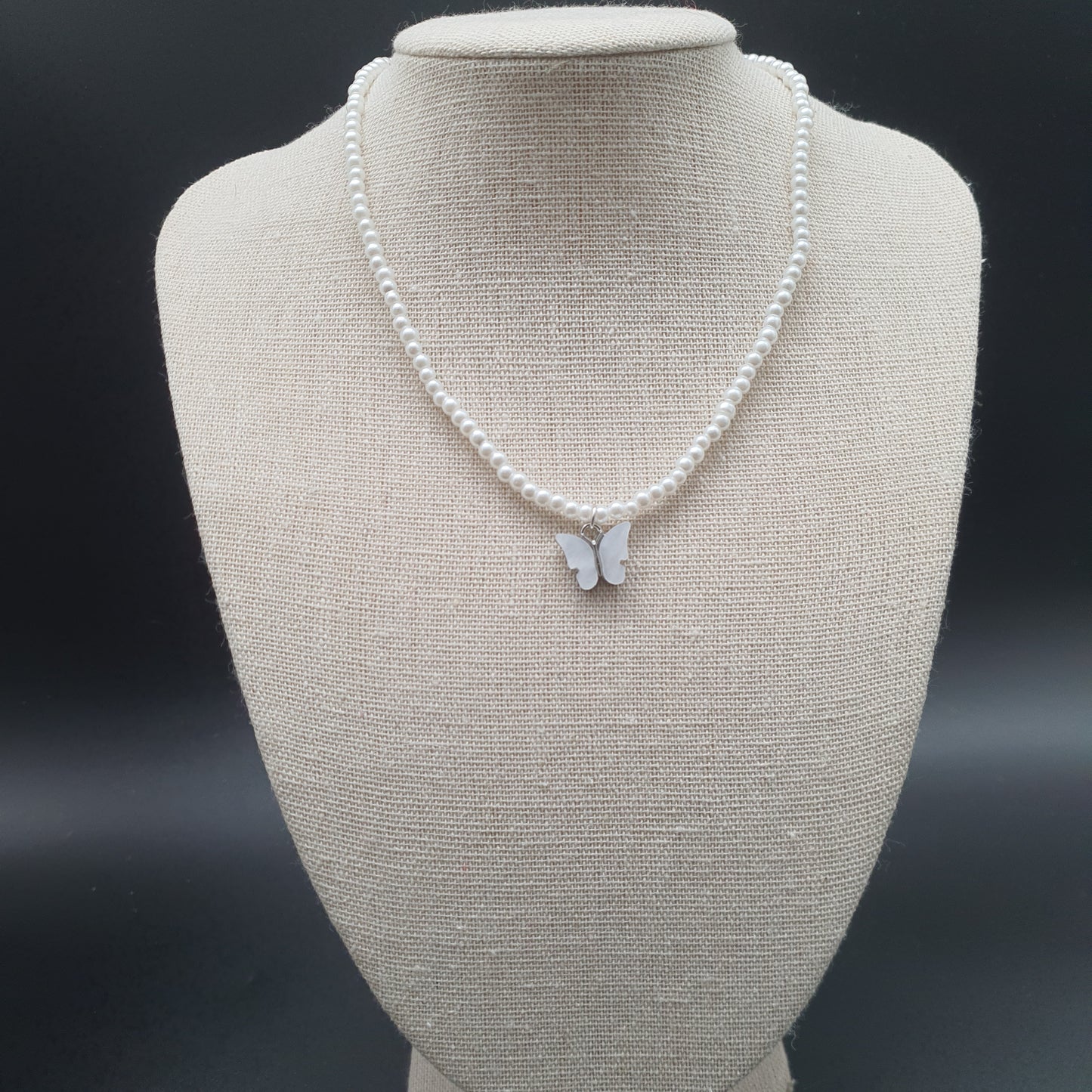 Collier perles eau douce et pendentif papillon nacre – acier inoxydable argenté