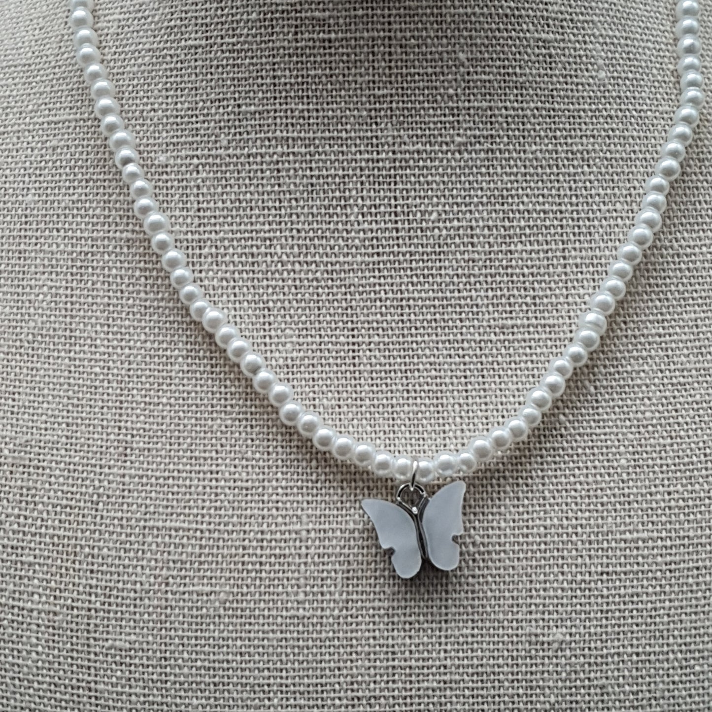 Collier perles eau douce et pendentif papillon nacre – acier inoxydable argenté